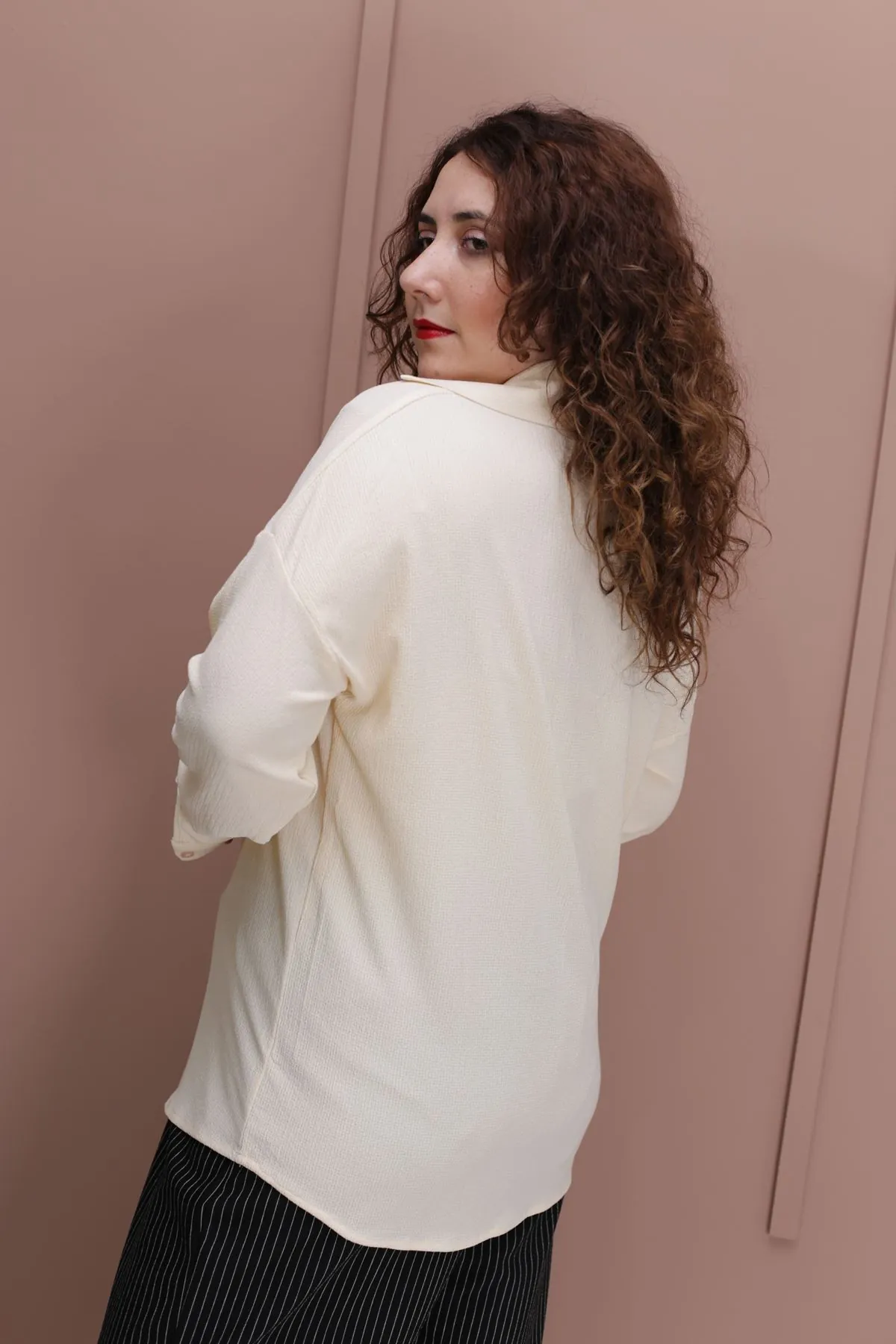 RENKTE BÜYÜK BEDEN ESNEK KREM GÖMLEK