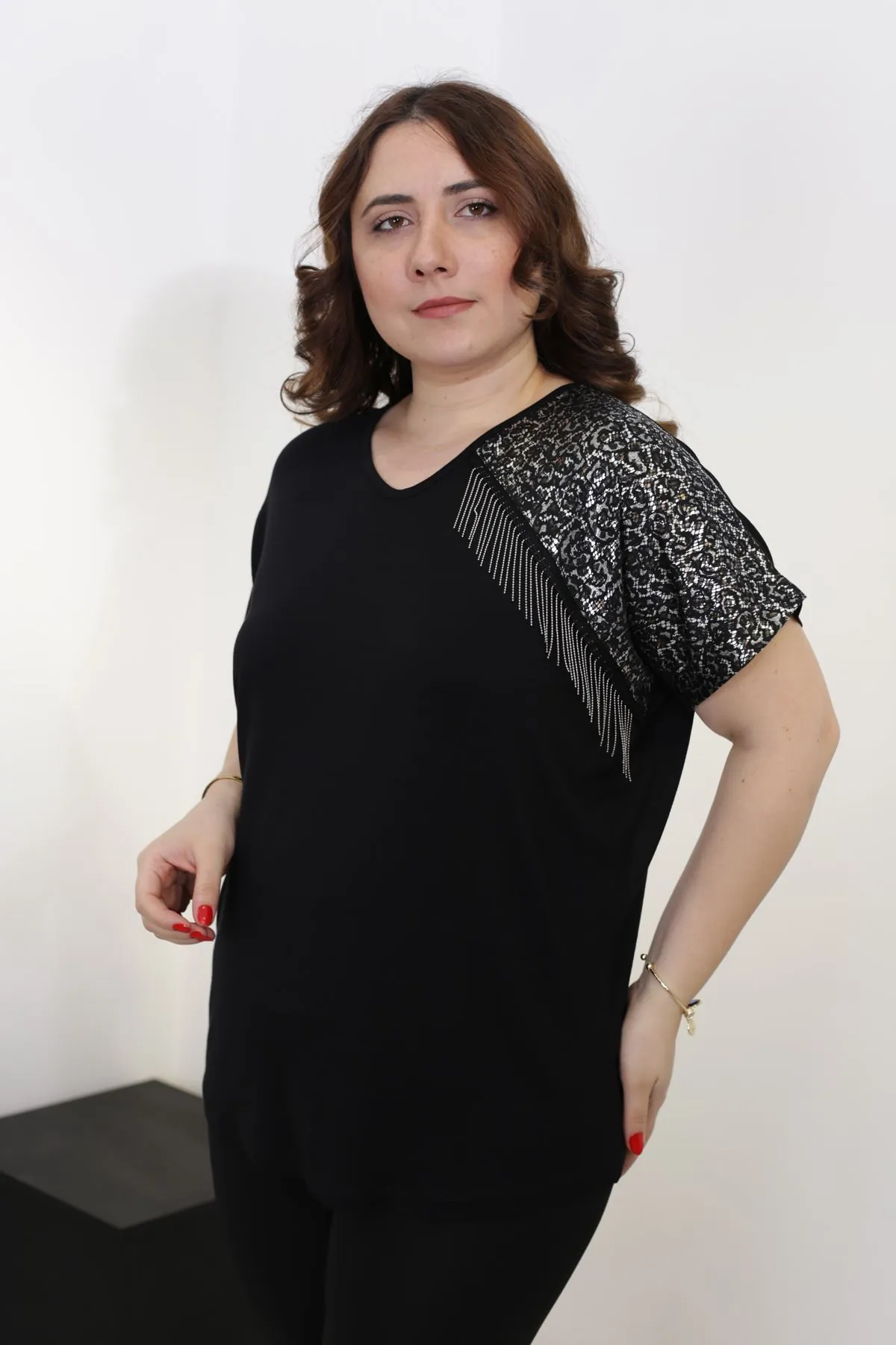 RENKTE BÜYÜK BEDEN OMZU GARNİLİ SAÇAKLI SİYAH BLUZ