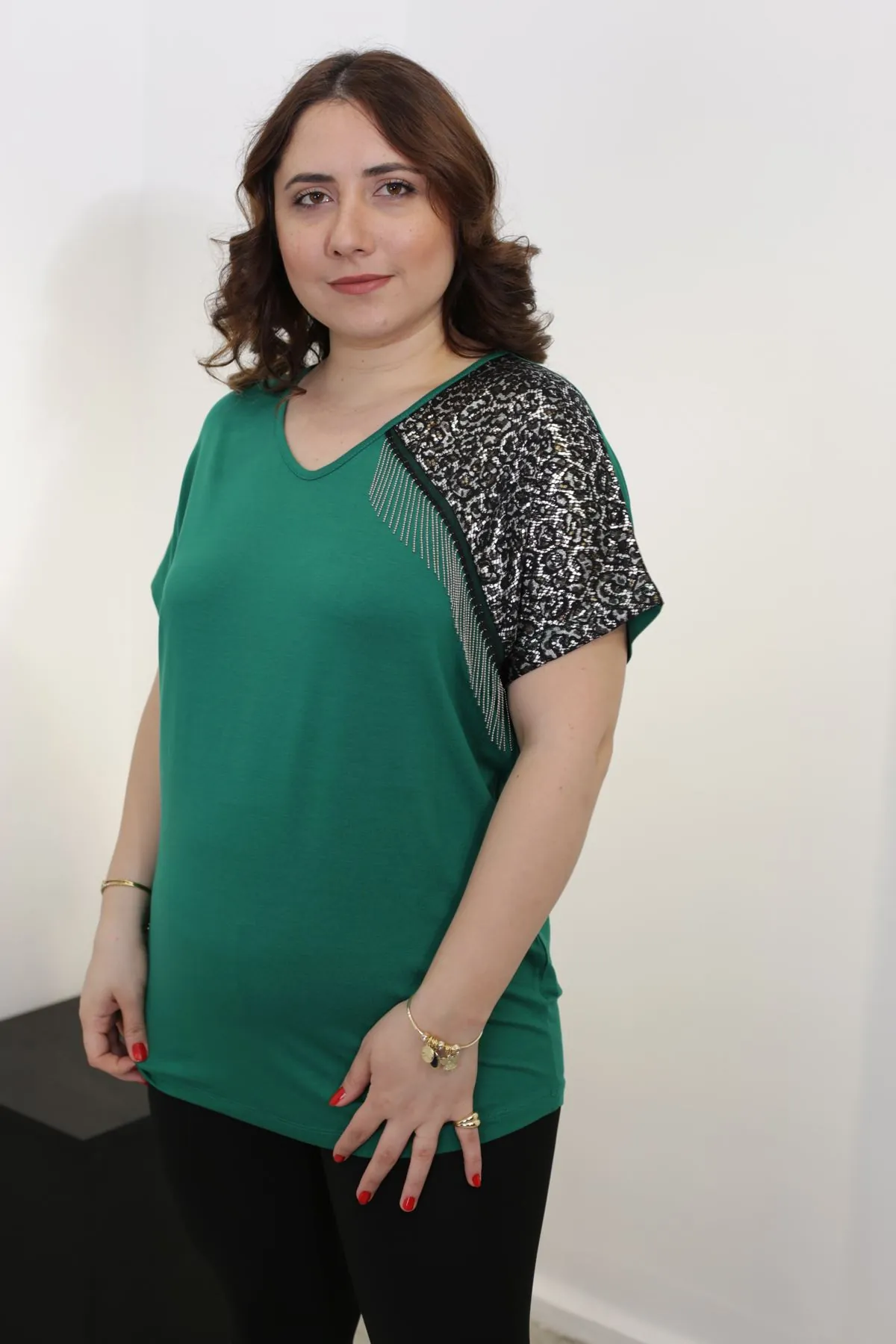 RENKTE BÜYÜK BEDEN OMZU GARNİLİ SAÇAKLI YEŞİL BLUZ