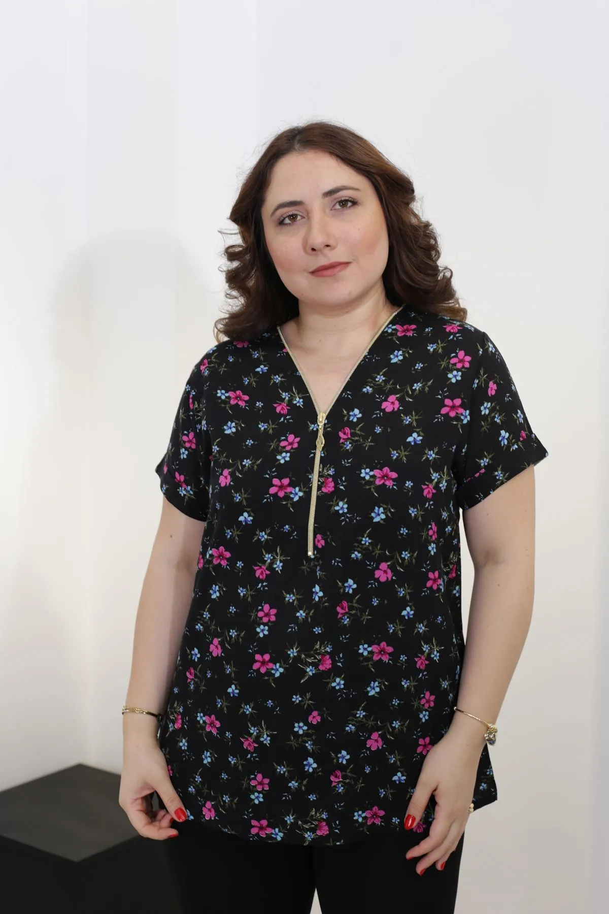 RENKTE BÜYÜK BEDEN FERMUARLI DOKUMA DESENLİ BLUZ