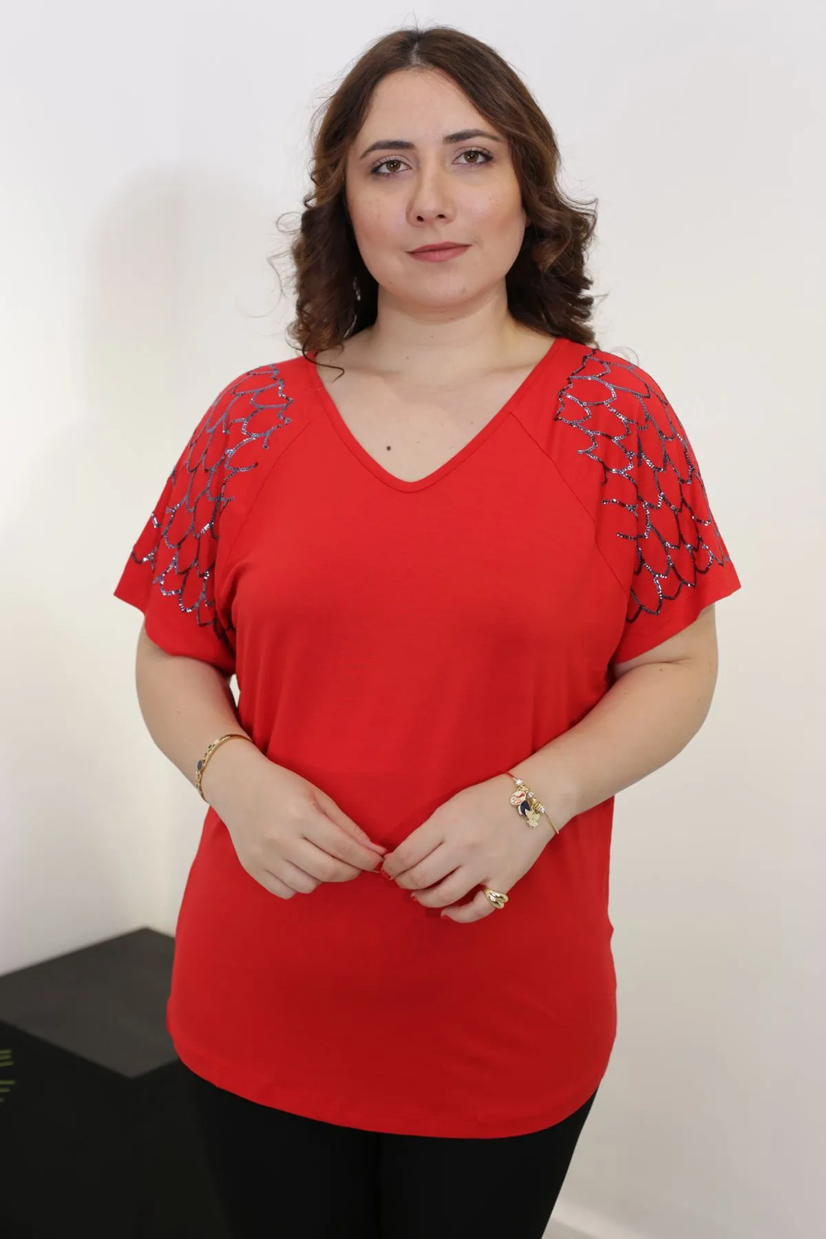 RENKTE BÜYÜK BEDEN KOLLARI PUL İŞLEMELİ KIRMIZI BLUZ