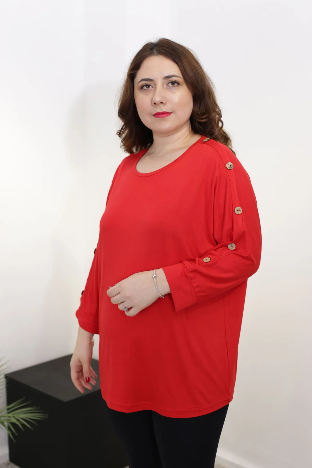 RENKTE BÜYÜK BEDEN KOLLARI DÜĞMELİ KIRMIZI BLUZ