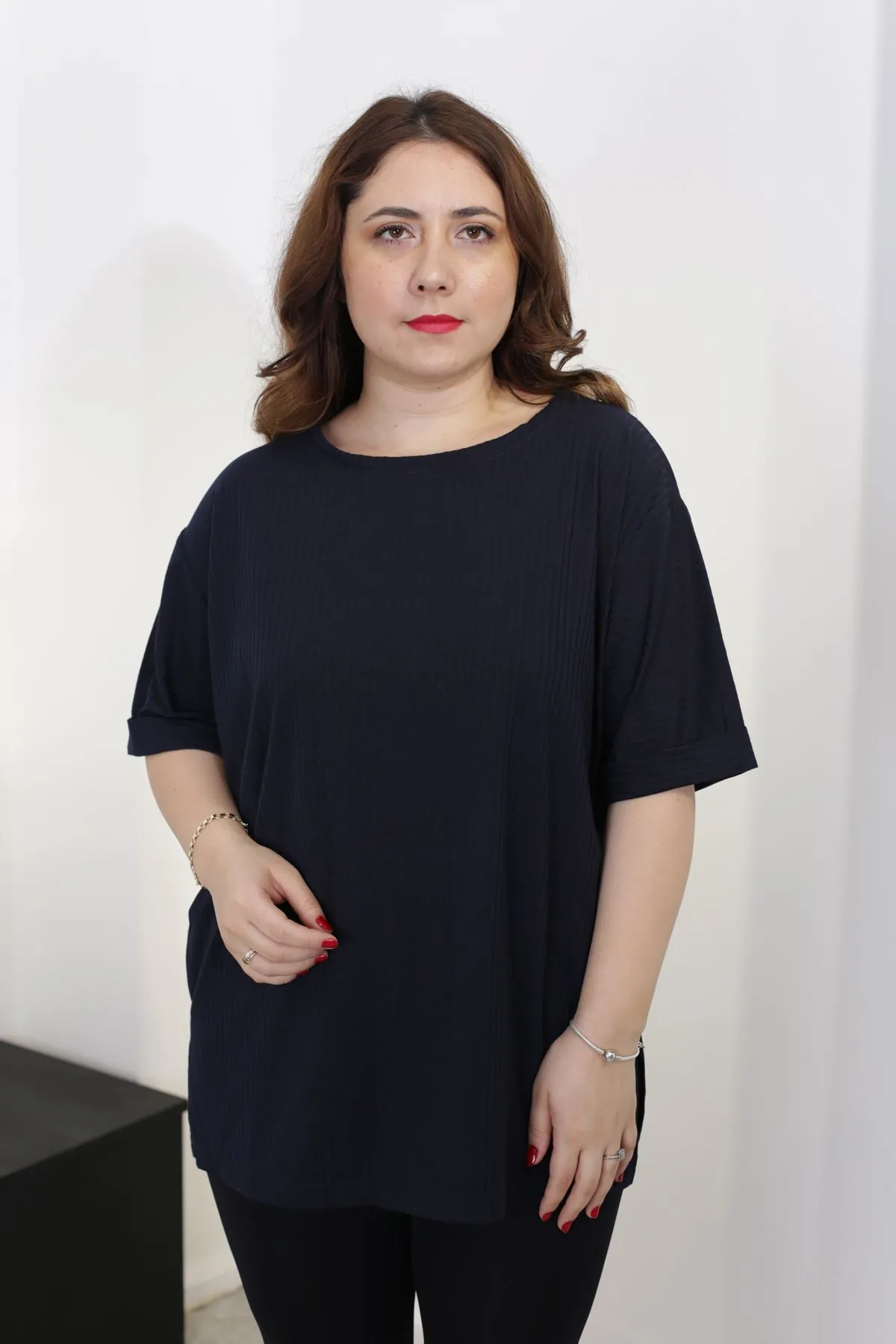 RENKTE BATTAL KAŞKORSE KOYU LACİVERT TSHİRT