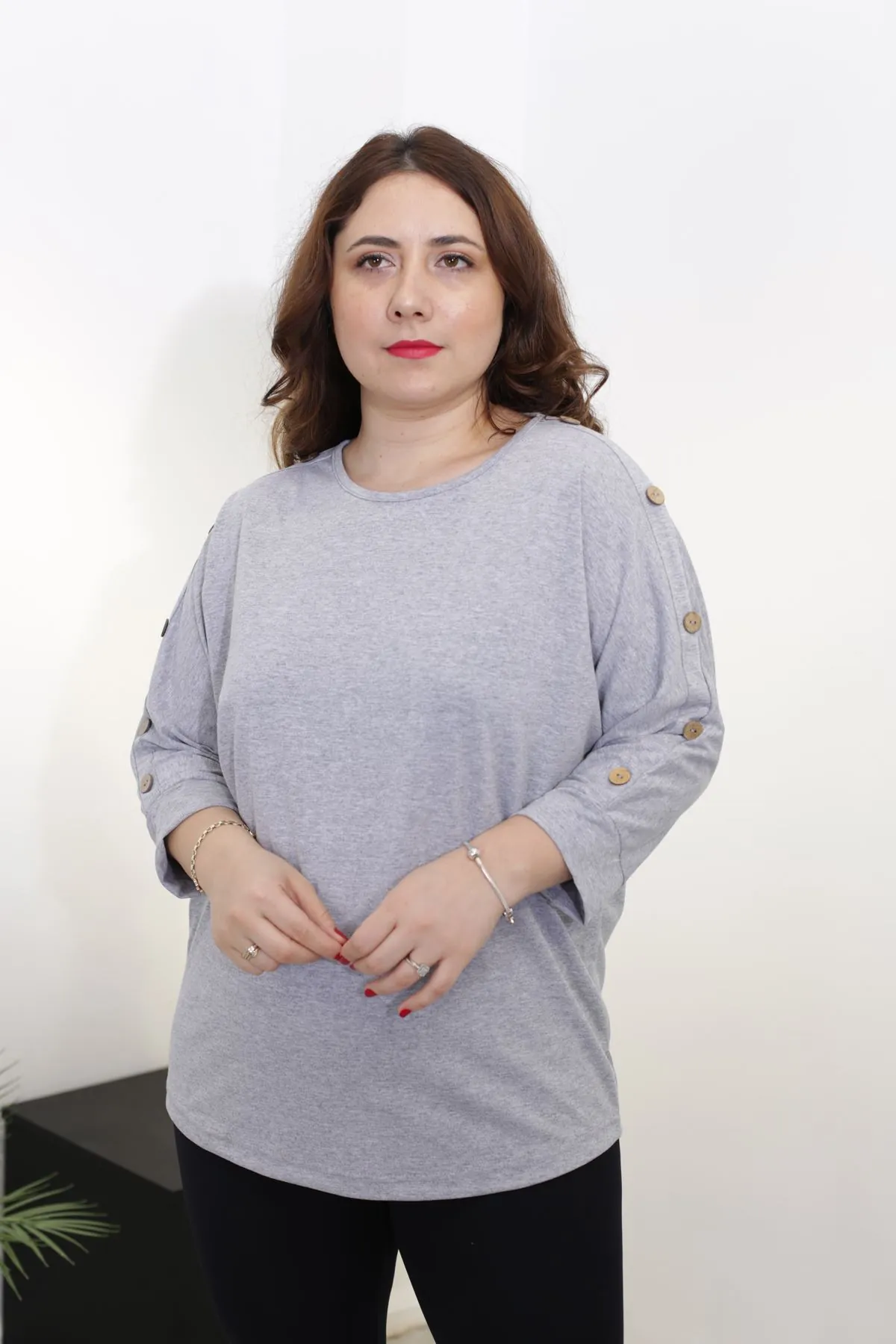 RENKTE BÜYÜK BEDEN KOLLARI DÜĞMELİ GRİ BLUZ