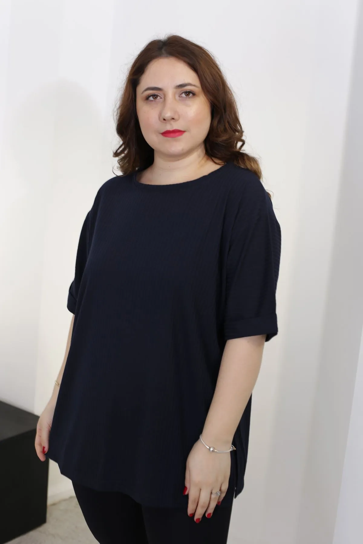 RENKTE BATTAL KAŞKORSE KOYU LACİVERT TSHİRT
