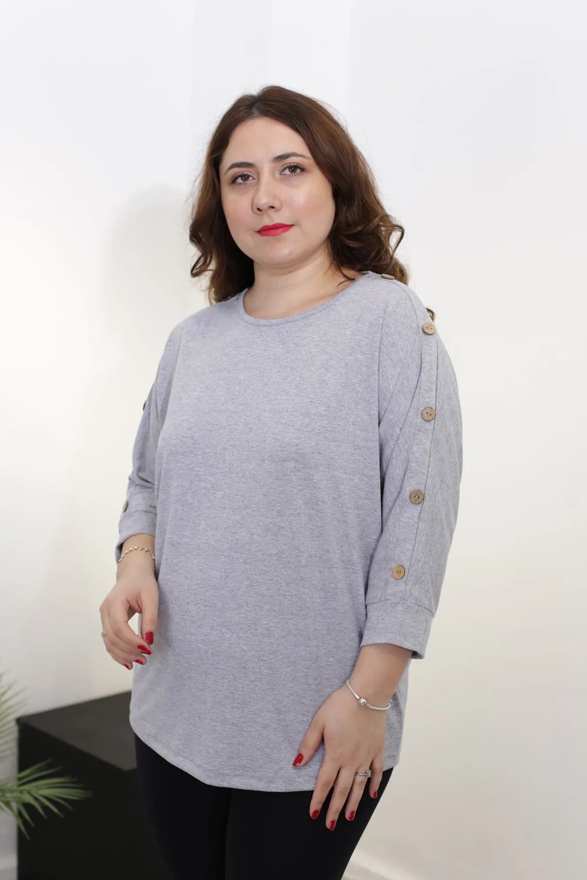 RENKTE BÜYÜK BEDEN KOLLARI DÜĞMELİ GRİ BLUZ