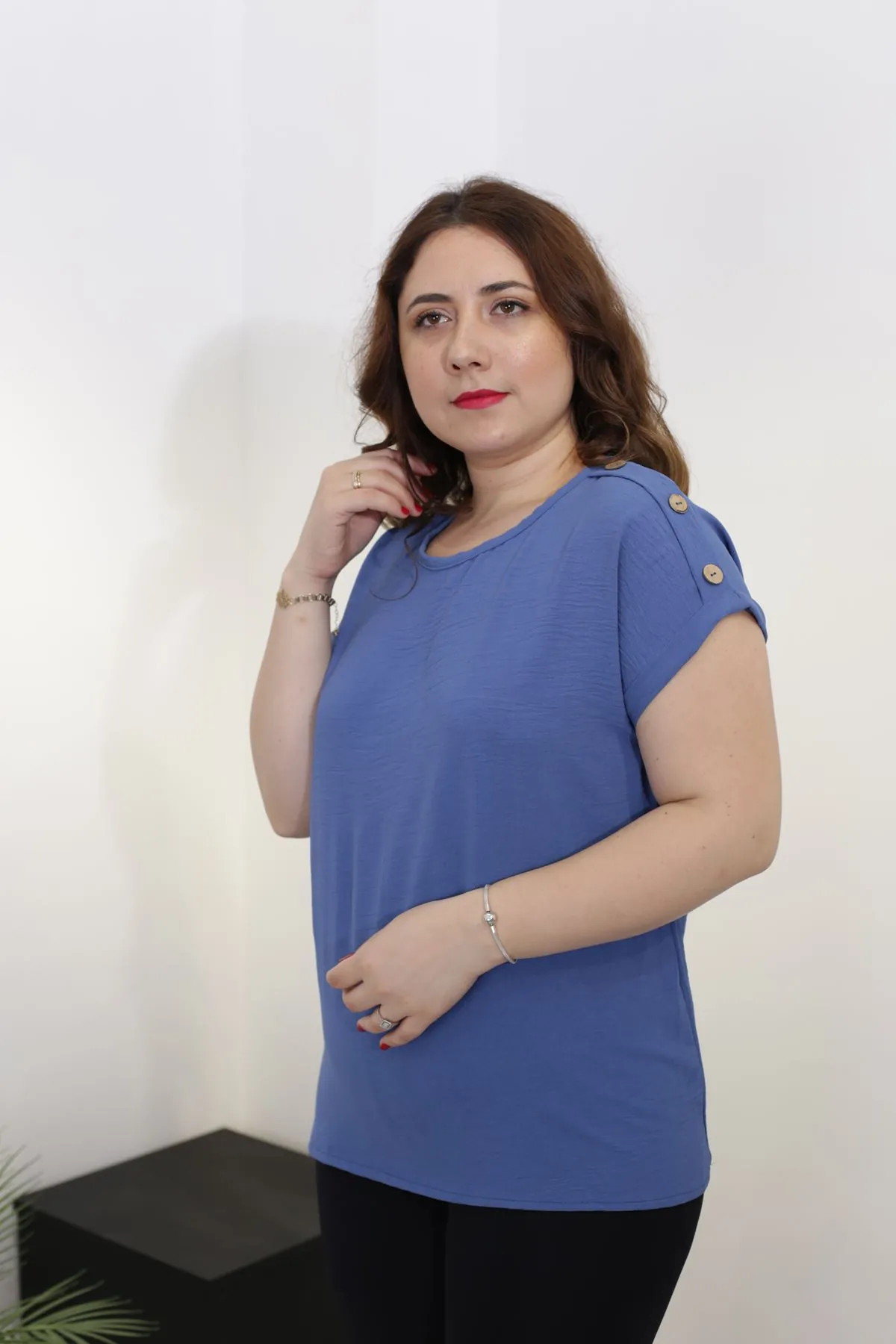 RENKTE OMUZLARI PATLI İNDİGO BLUZ