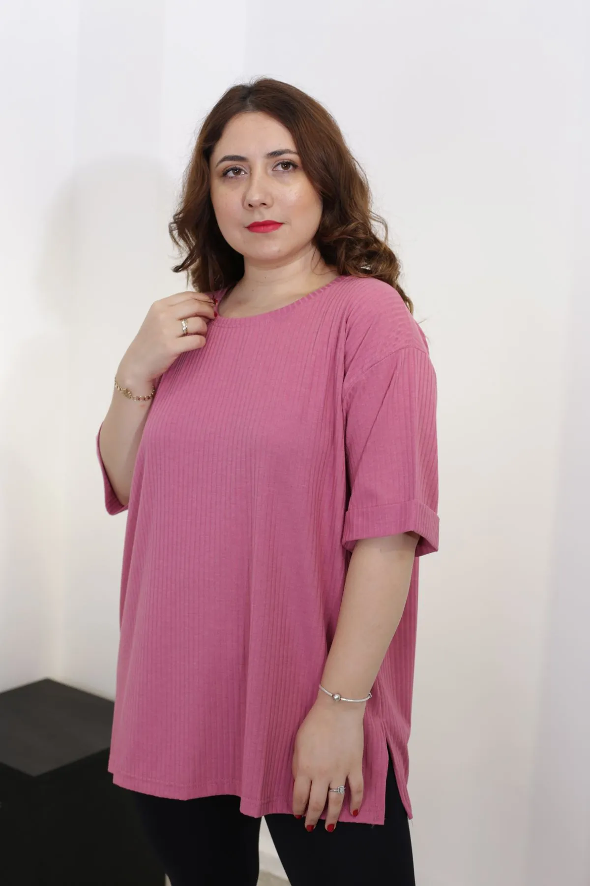 RENKTE BATTAL KAŞKORSE GÜL KURUSU TSHİRT