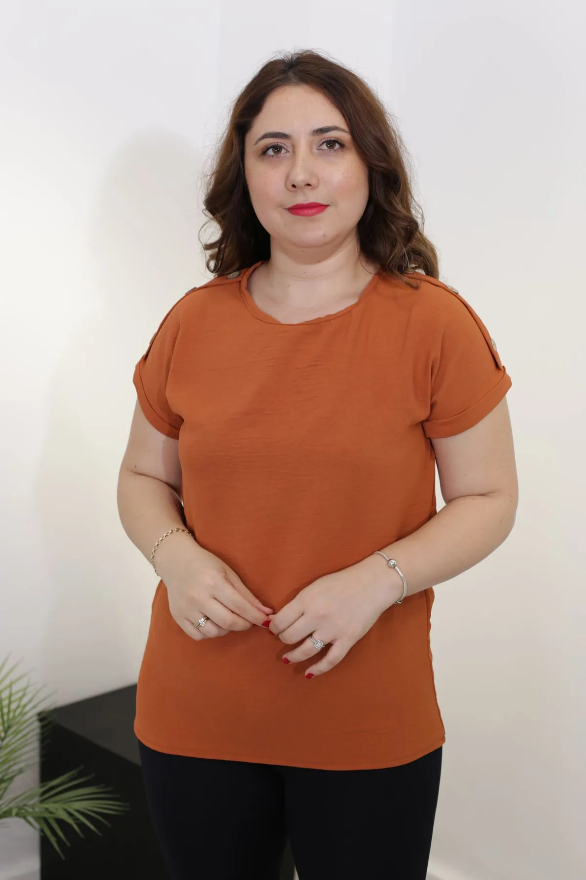 RENKTE OMUZLARI PATLI KİREMİT BLUZ