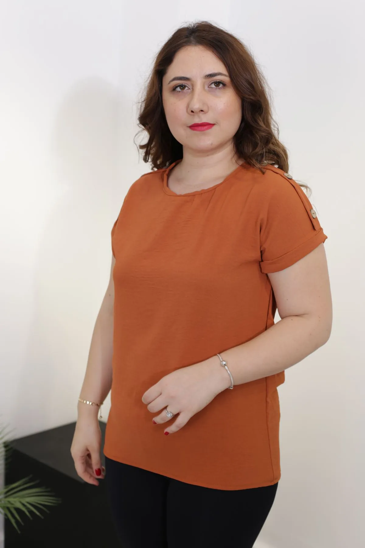 RENKTE OMUZLARI PATLI KİREMİT BLUZ
