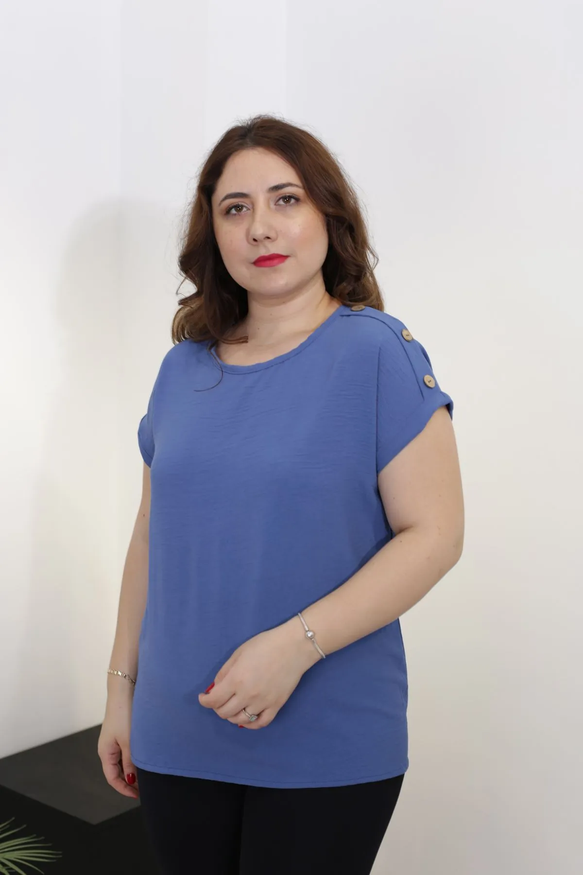 RENKTE OMUZLARI PATLI İNDİGO BLUZ