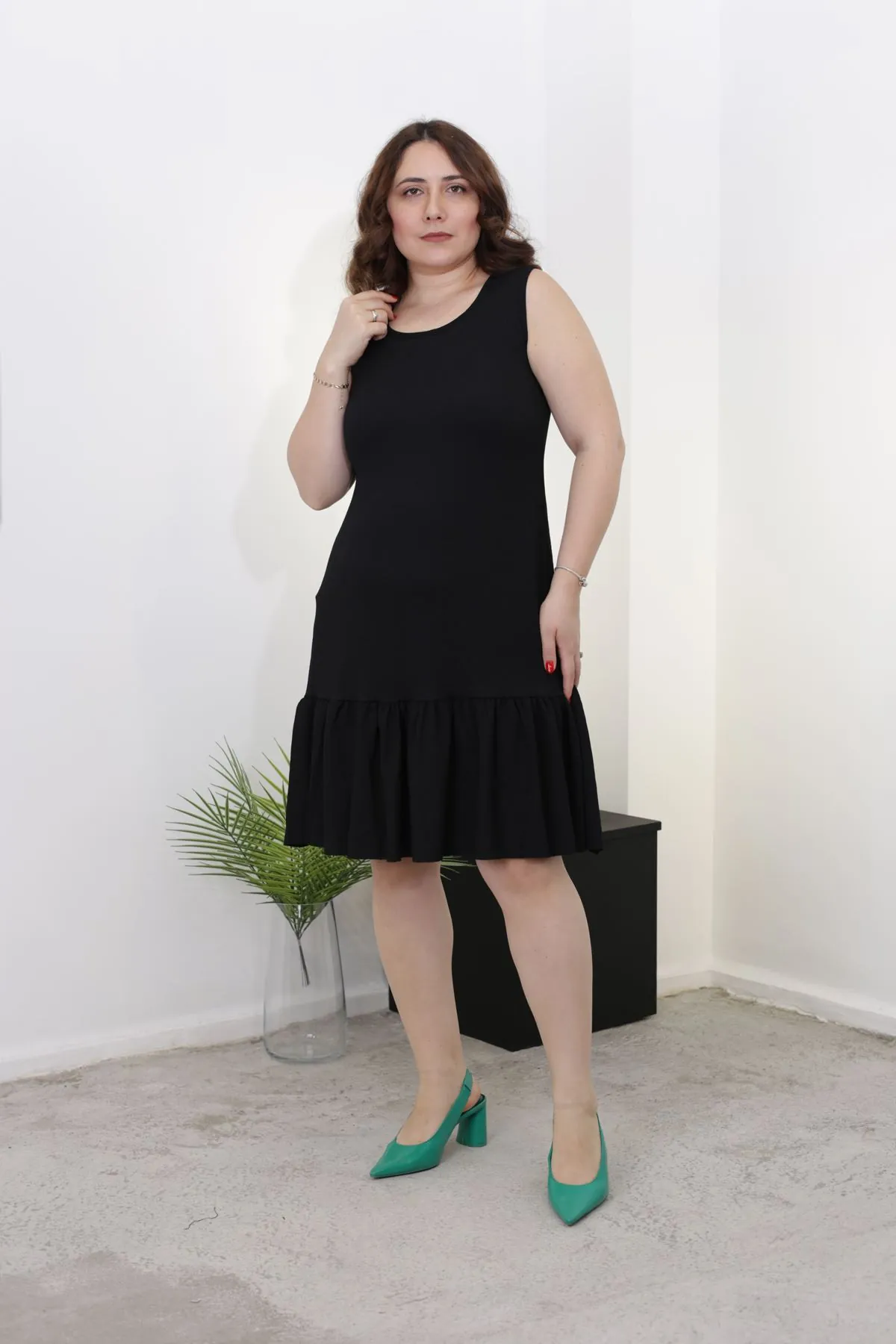 RENKTE KALIN ASKILI ETEK UCU VOLANLI SİYAH ELBİSE