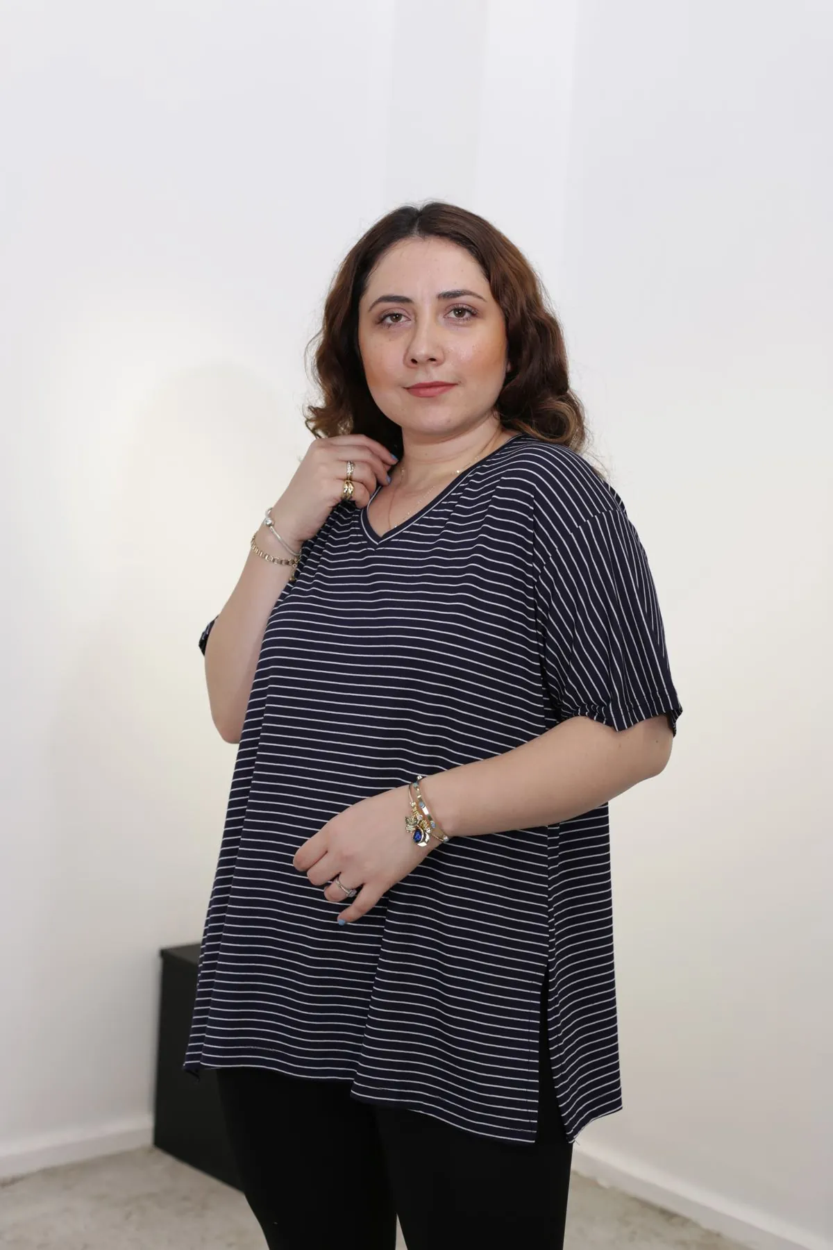 RENKTE BATTAL ÖZEL ÜRETİM V YAKA ÇİZGİLİ TSHİRT
