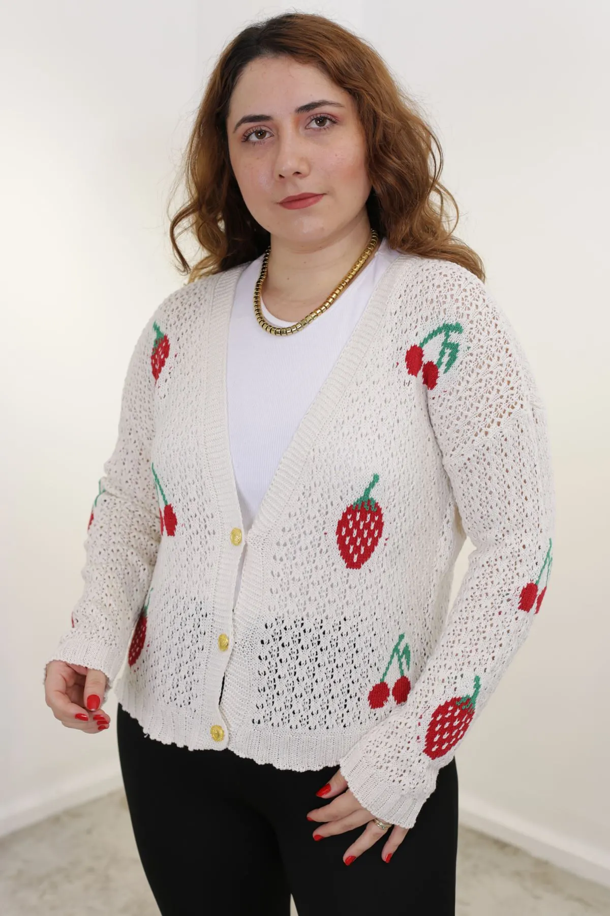 RENKTE ÇİLEK DESENLİ BEYAZ TRİKO HIRKA