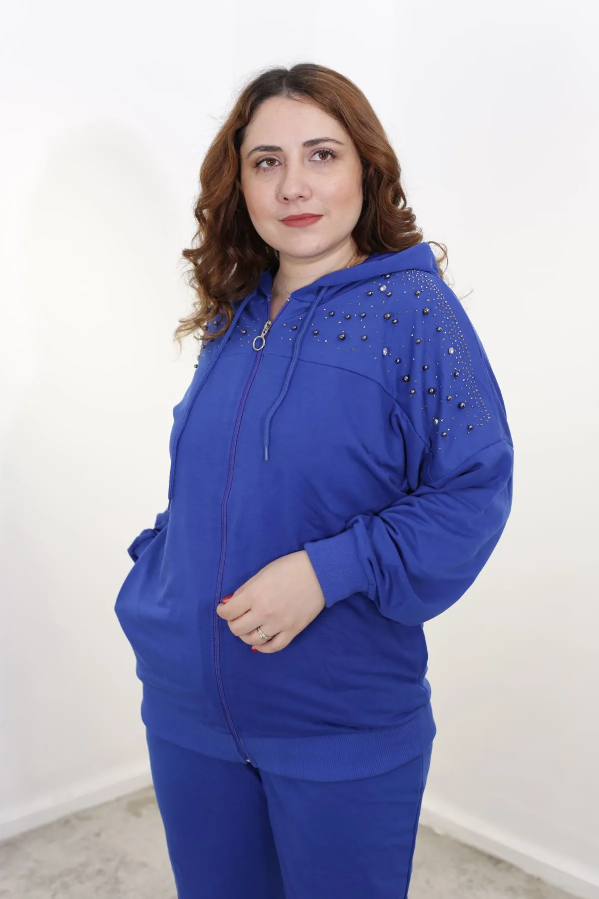 RENKTE BÜYÜK BEDEN ZIMBALI TAŞLI TASARIM SAKS TAKIM