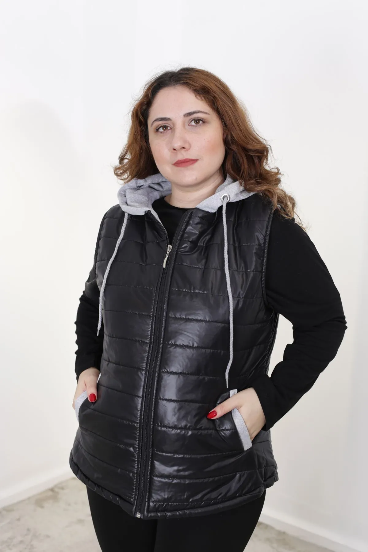 RENKTE BÜYÜK BEDEN SİYAH ŞİŞME YELEK