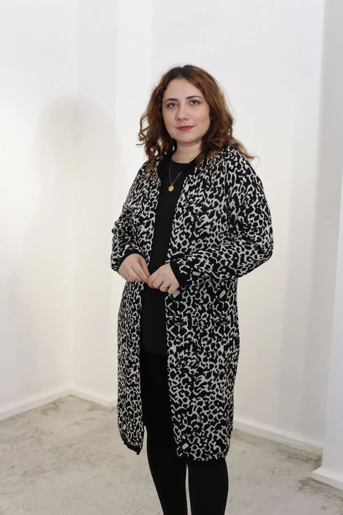 RENKTE SİYAH LEOPAR DESENLİ ÇELİK TRİKO HIRKA