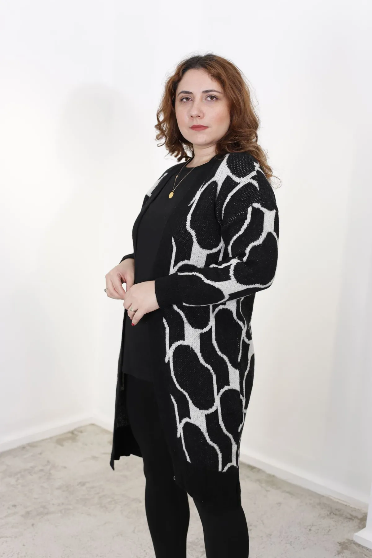 RENKTE PETEK DESENLİ SİYAH TRİKO HIRKA