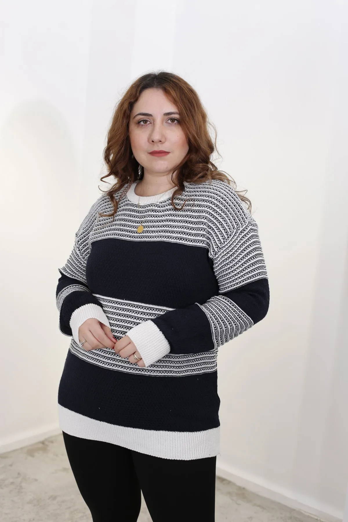 RENKTE LACİVERT BEYAZ TRİKO KAZAK