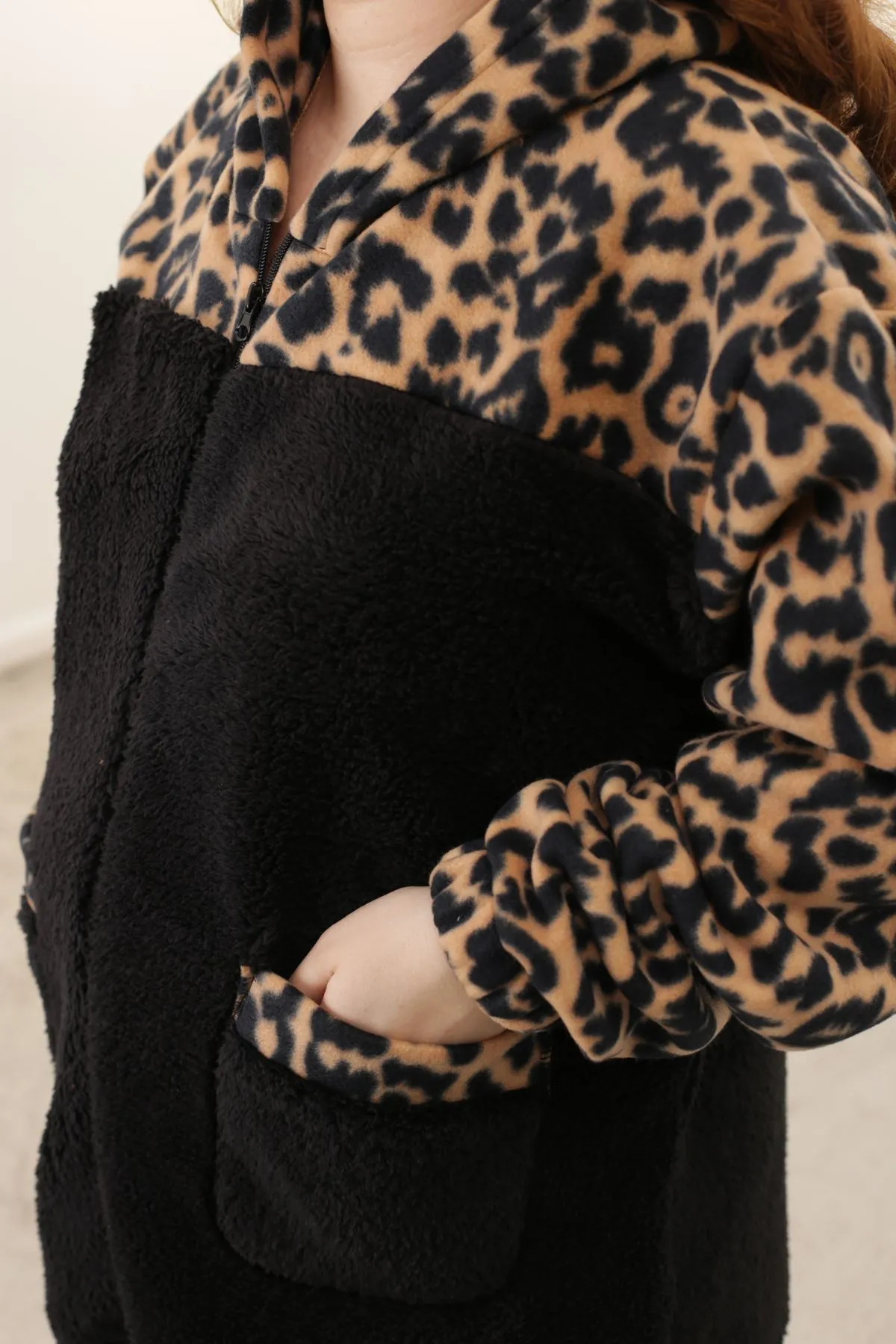 RENKTE LEOPAR KOMBİNLİ BATTAL BEDEN SİYAH KUZU CEKET &MONT