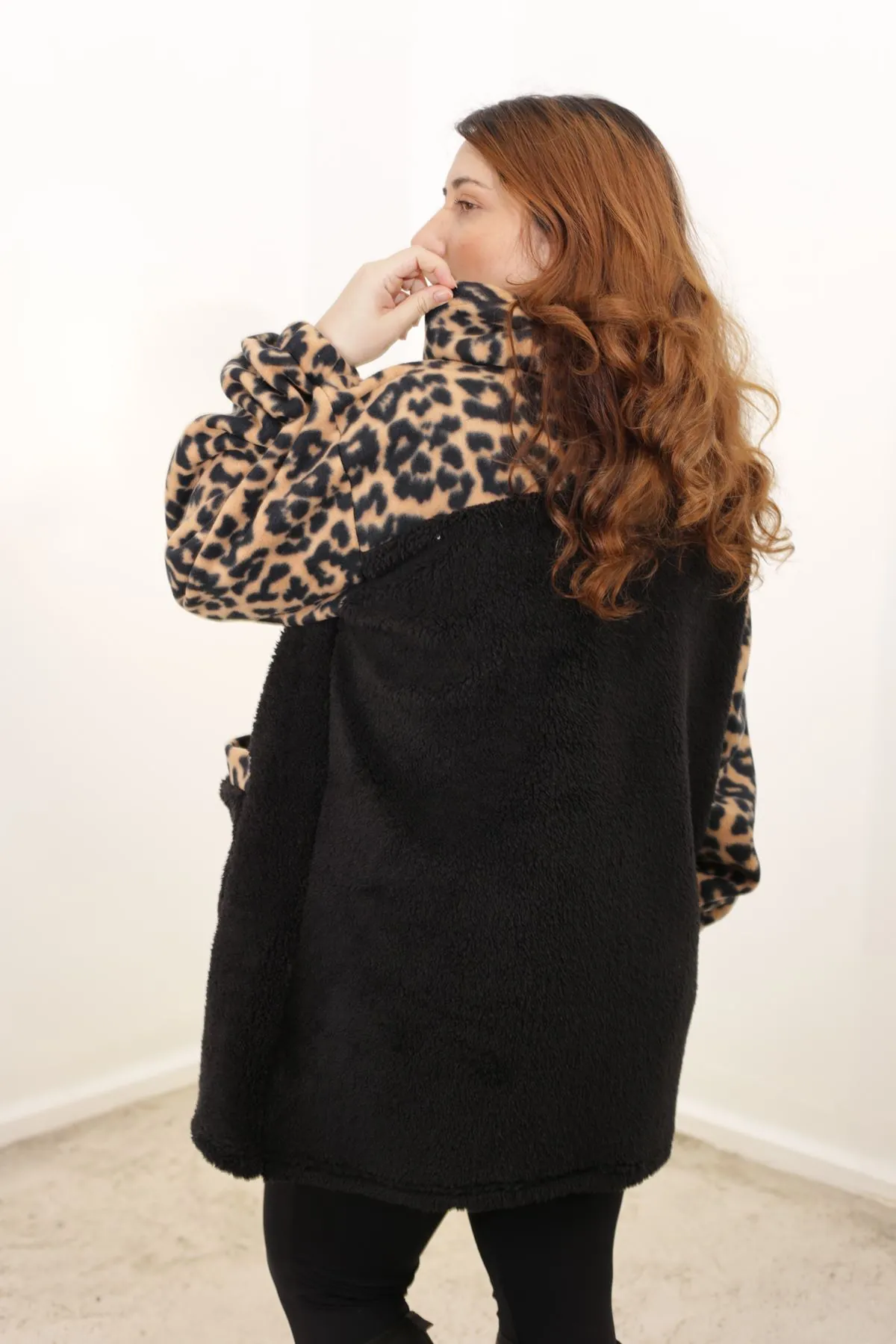RENKTE LEOPAR KOMBİNLİ BATTAL BEDEN SİYAH KUZU CEKET &MONT