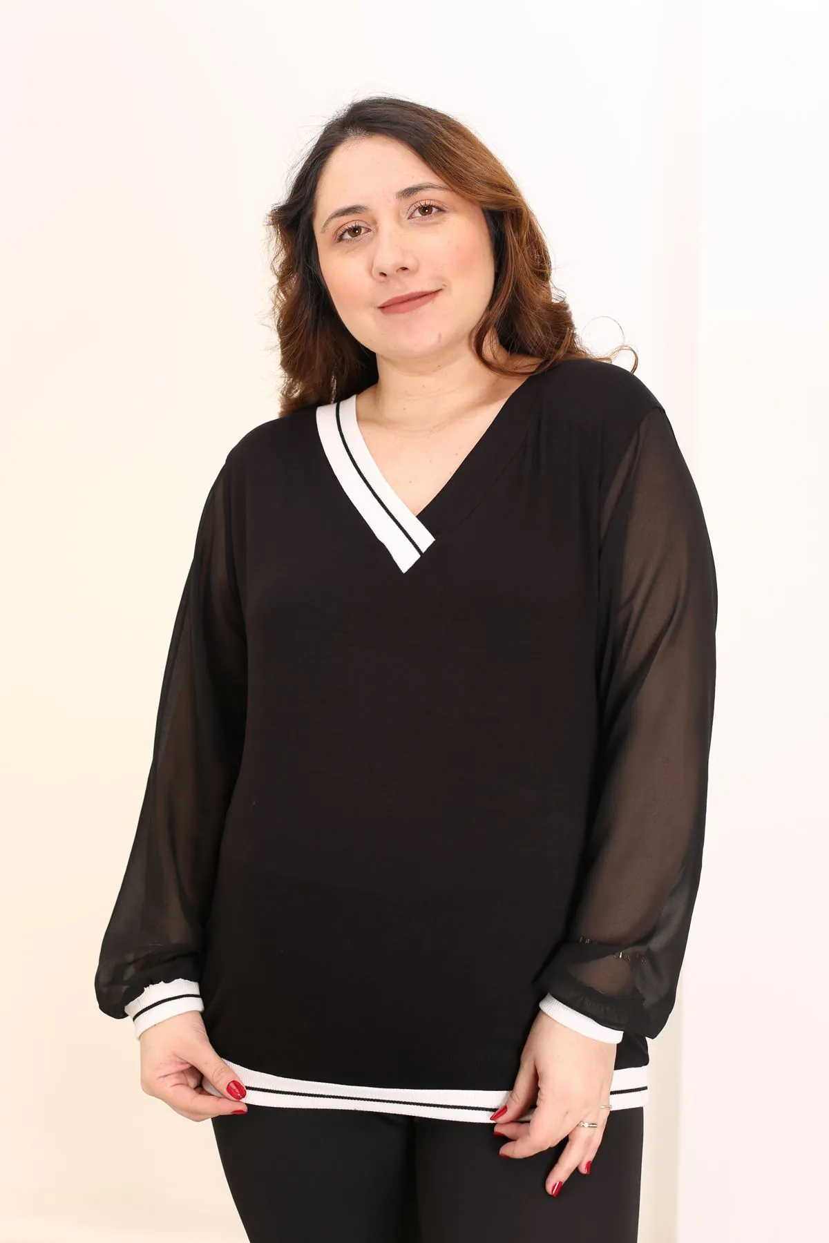 RENKTE GENİŞ KESİM ŞİFON VE ŞERİT DETAY SİYAH BLUZ