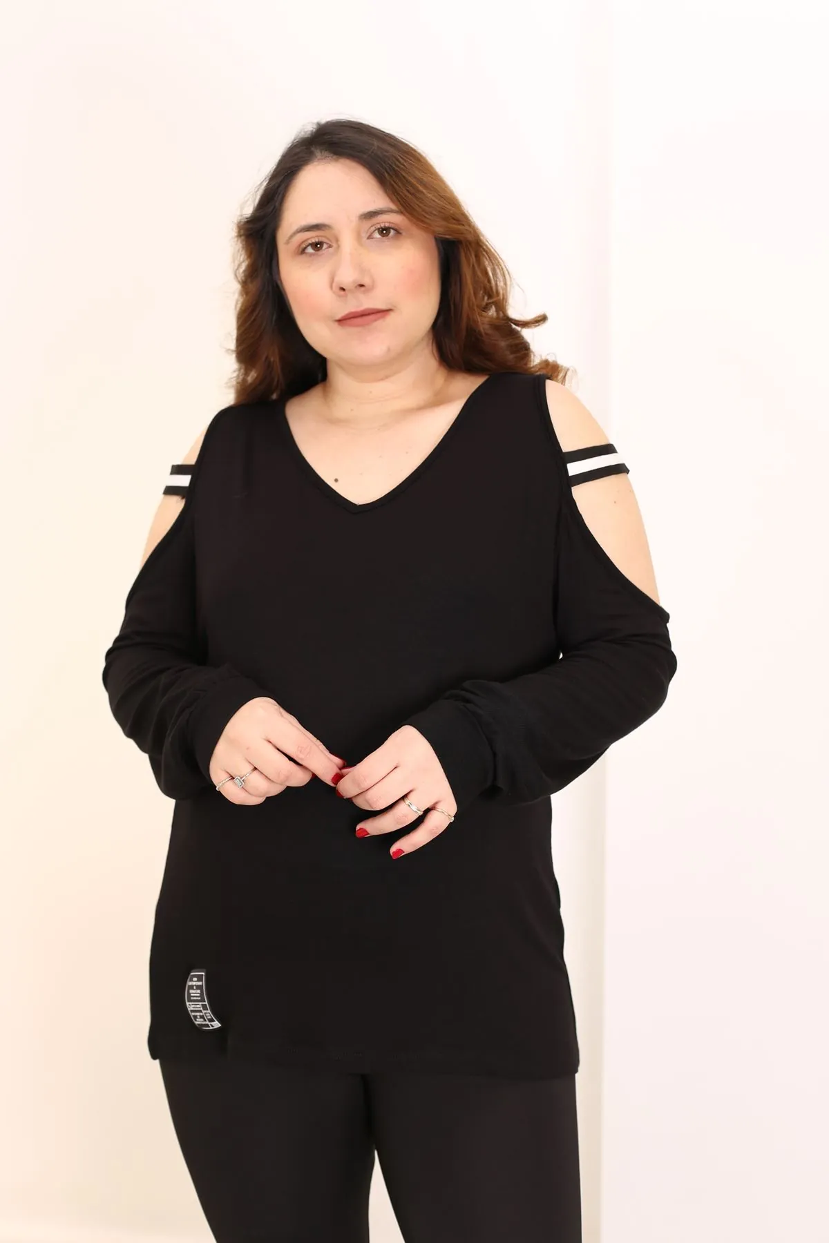 RENKTE GENİŞ KESİM OMUZ DEKOLTELİ SİYAH BLUZ