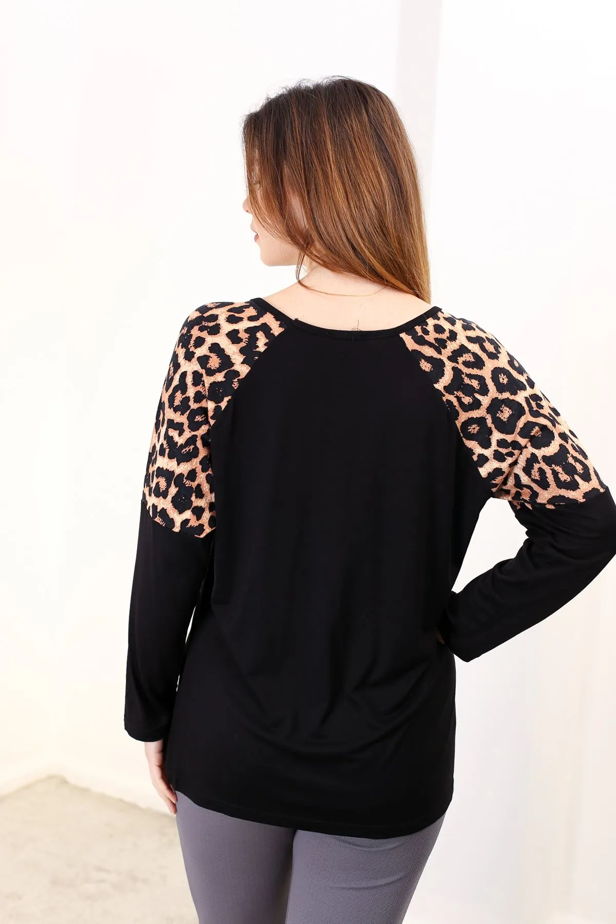 RENKTE KOLLARI LEOPAR DESEN SİYAH BLUZ