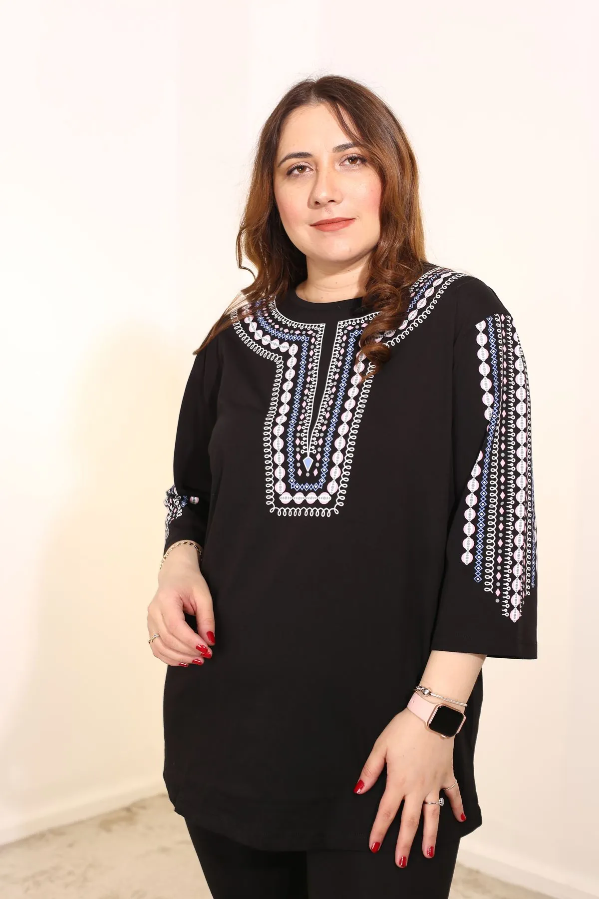 RENKTE BÜYÜK BEDEN OTANTİK SİYAH BLUZ