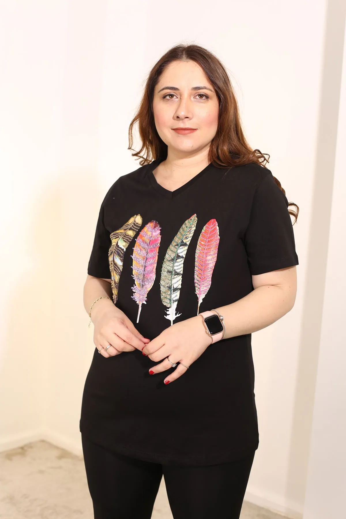 RENKTE BÜYÜK BEDEN YAKASI PUL VE İŞLEMELİ SİYAH TSHİRT