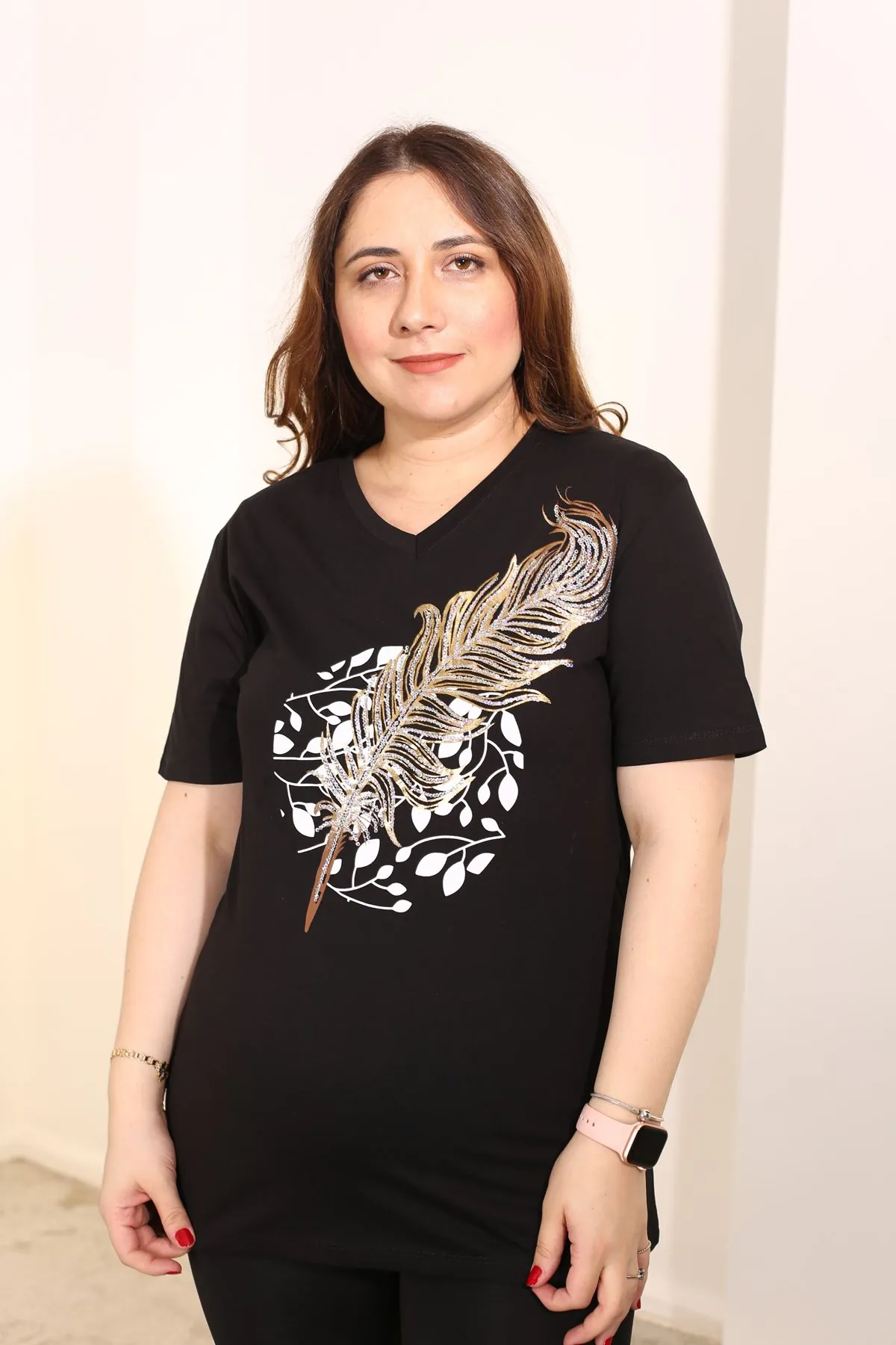 RENKTE BÜYÜK BEDEN YAKASI PUL VE İŞLEMELİ SİYAH TSHİRT