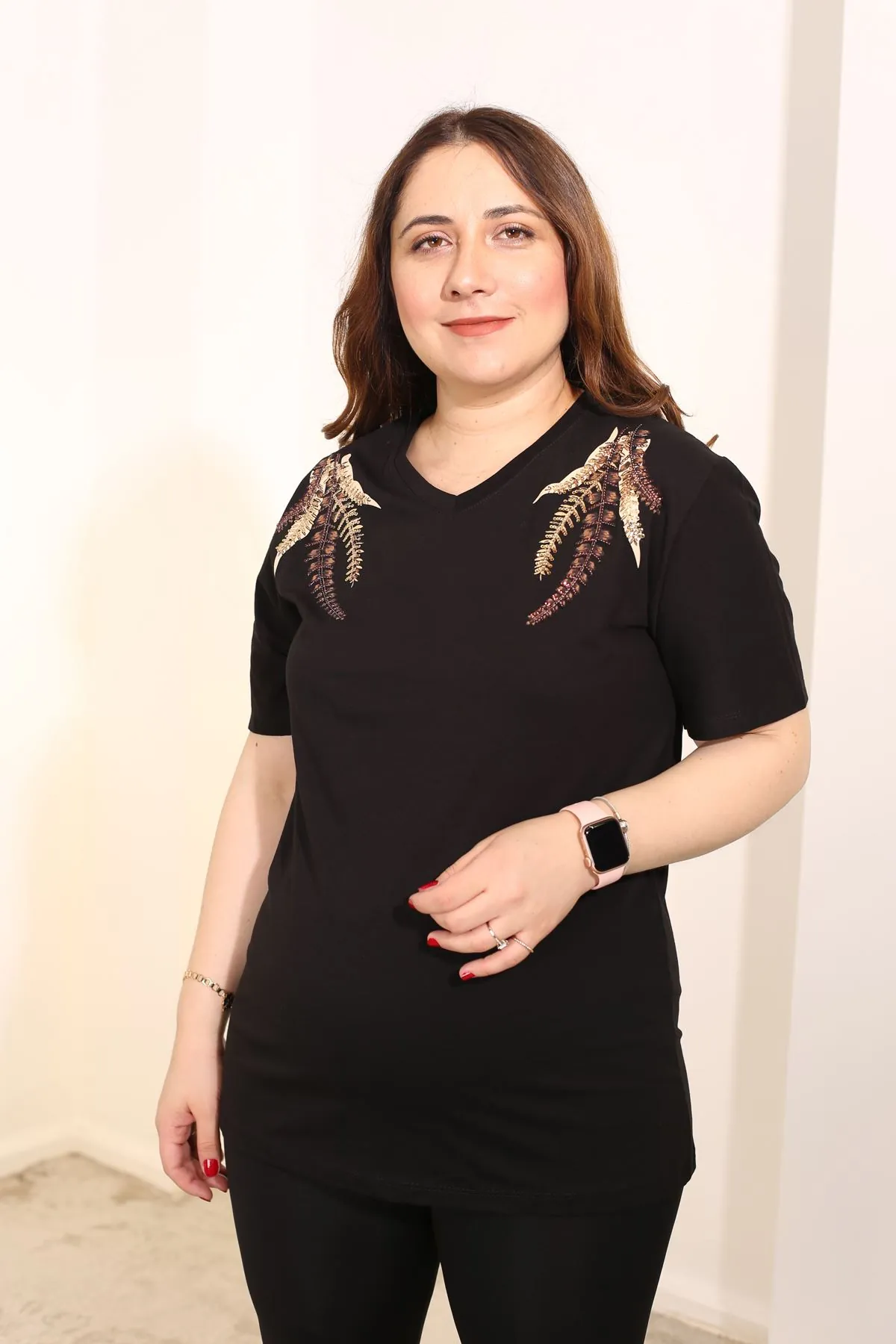 RENKTE BÜYÜK BEDEN YAKASI PUL VE İŞLEMELİ SİYAH TSHİRT