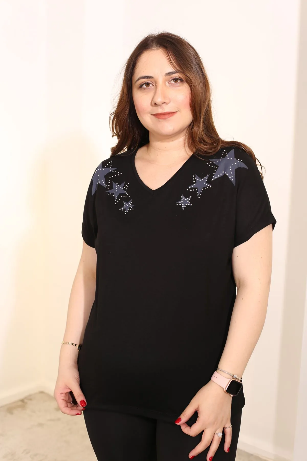 RENKTE BÜYÜK BEDEN YILDIZ TAŞ İŞLEME SİYAH BLUZ