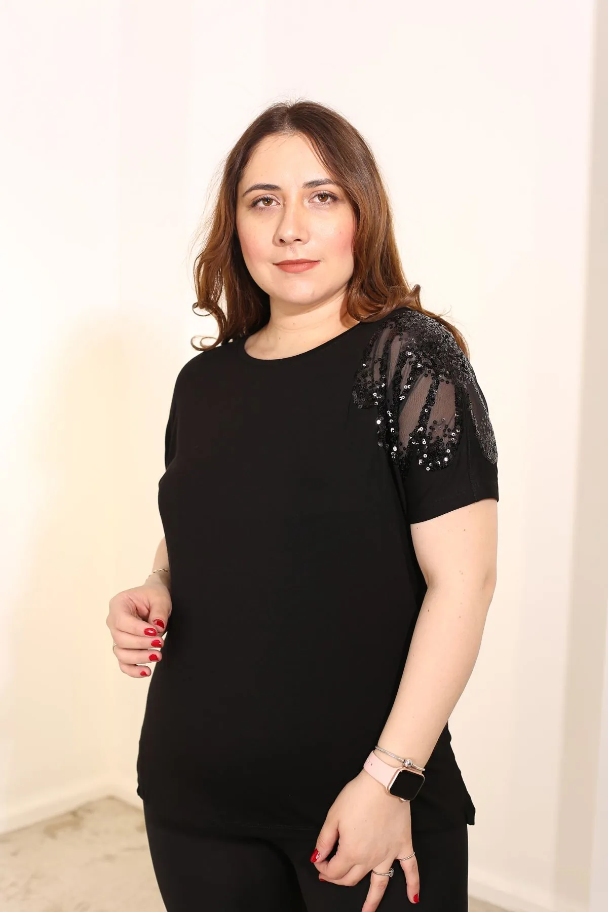 RENKTE BÜYÜK BEDEN OMUZU TÜL NAKIŞLI SİYAH BLUZ