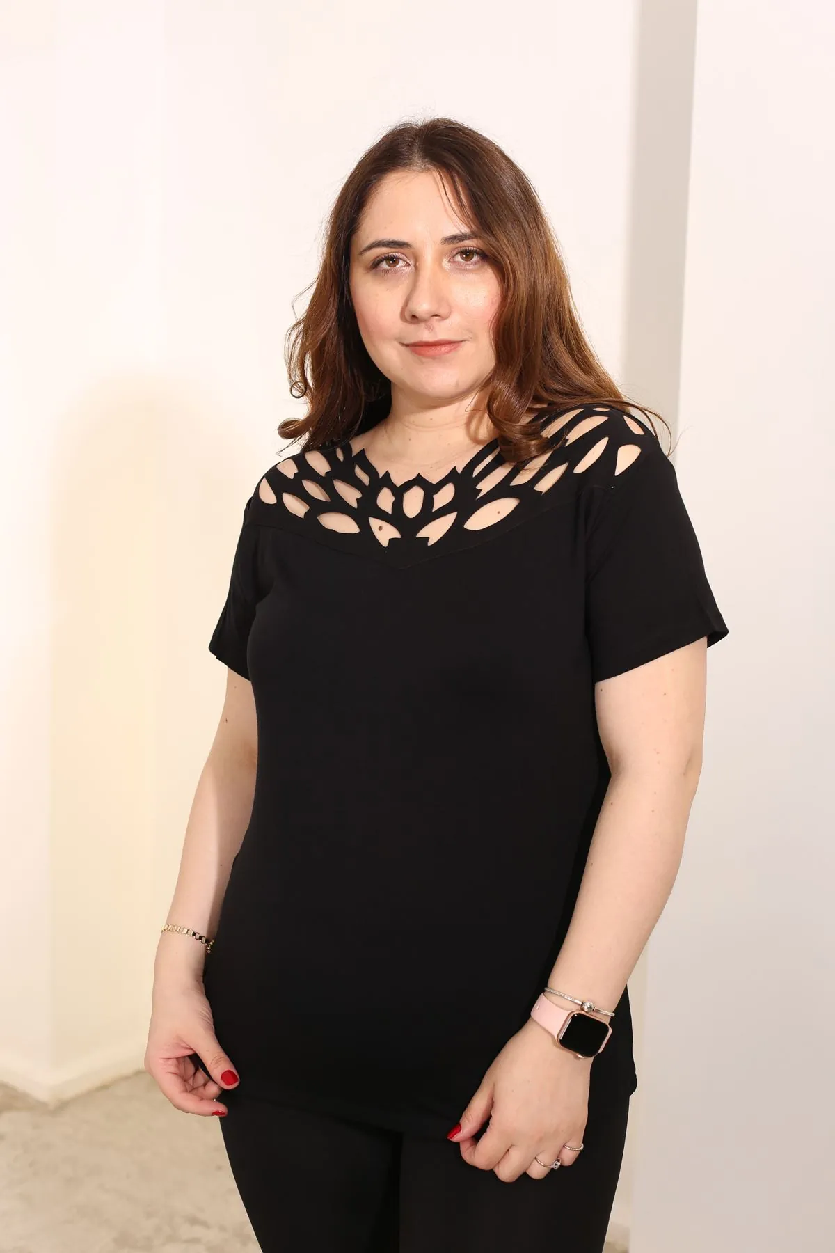 RENKTE BÜYÜK BEDEN YAKASI LAZER KESİM SİYAH BLUZ