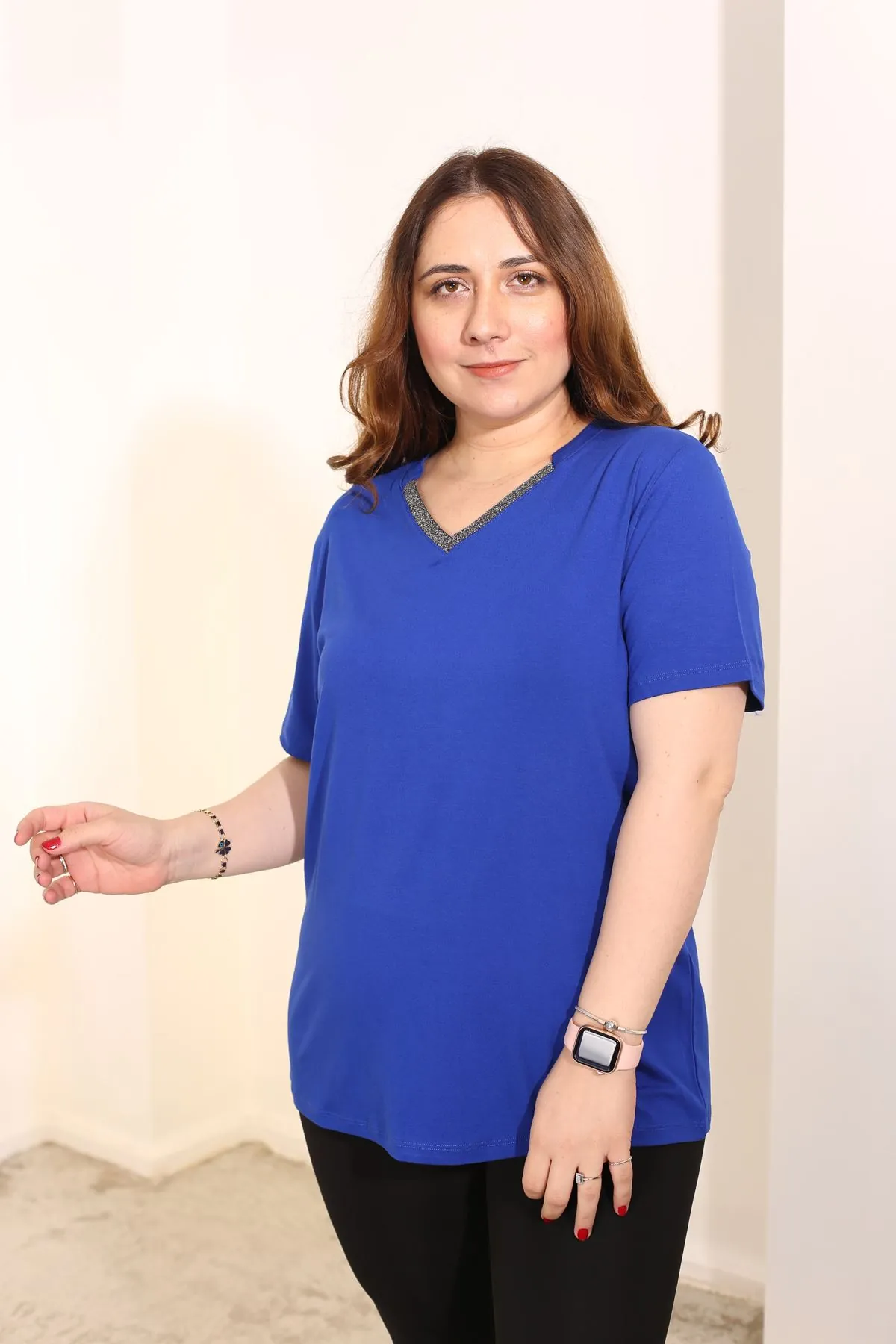 RENKTE BÜYÜK BEDEN YAKASI SİMLİ SAKS BLUZ