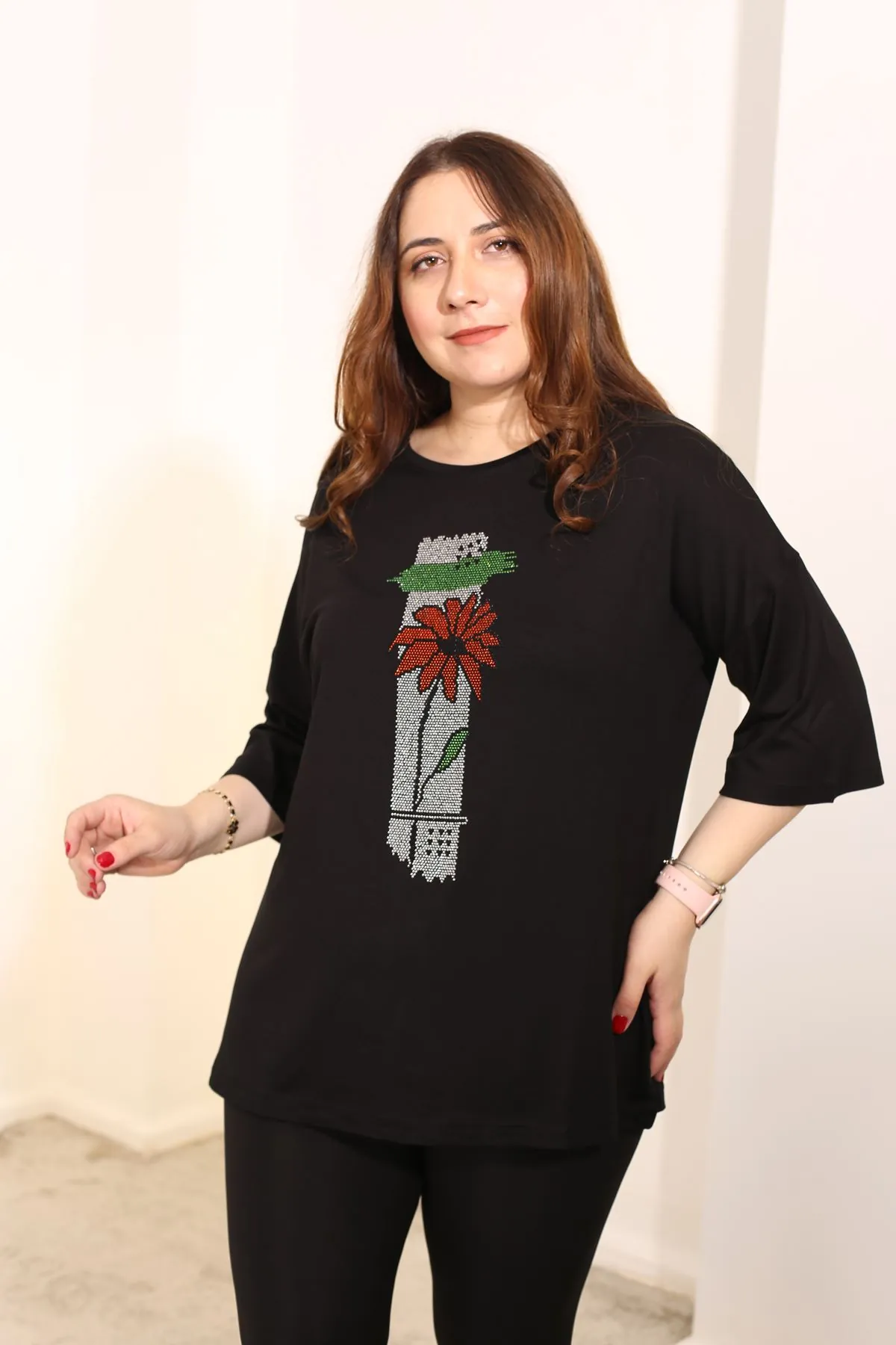 RENKTE BÜYÜK BEDEN TAŞ ÇİÇEK İŞLEME SİYAH BLUZ