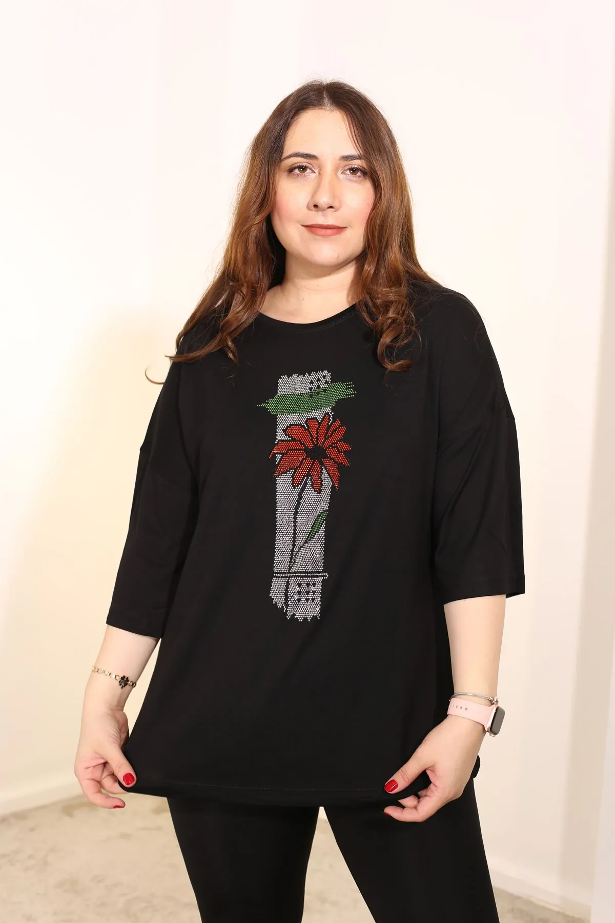 RENKTE BÜYÜK BEDEN TAŞ ÇİÇEK İŞLEME SİYAH BLUZ