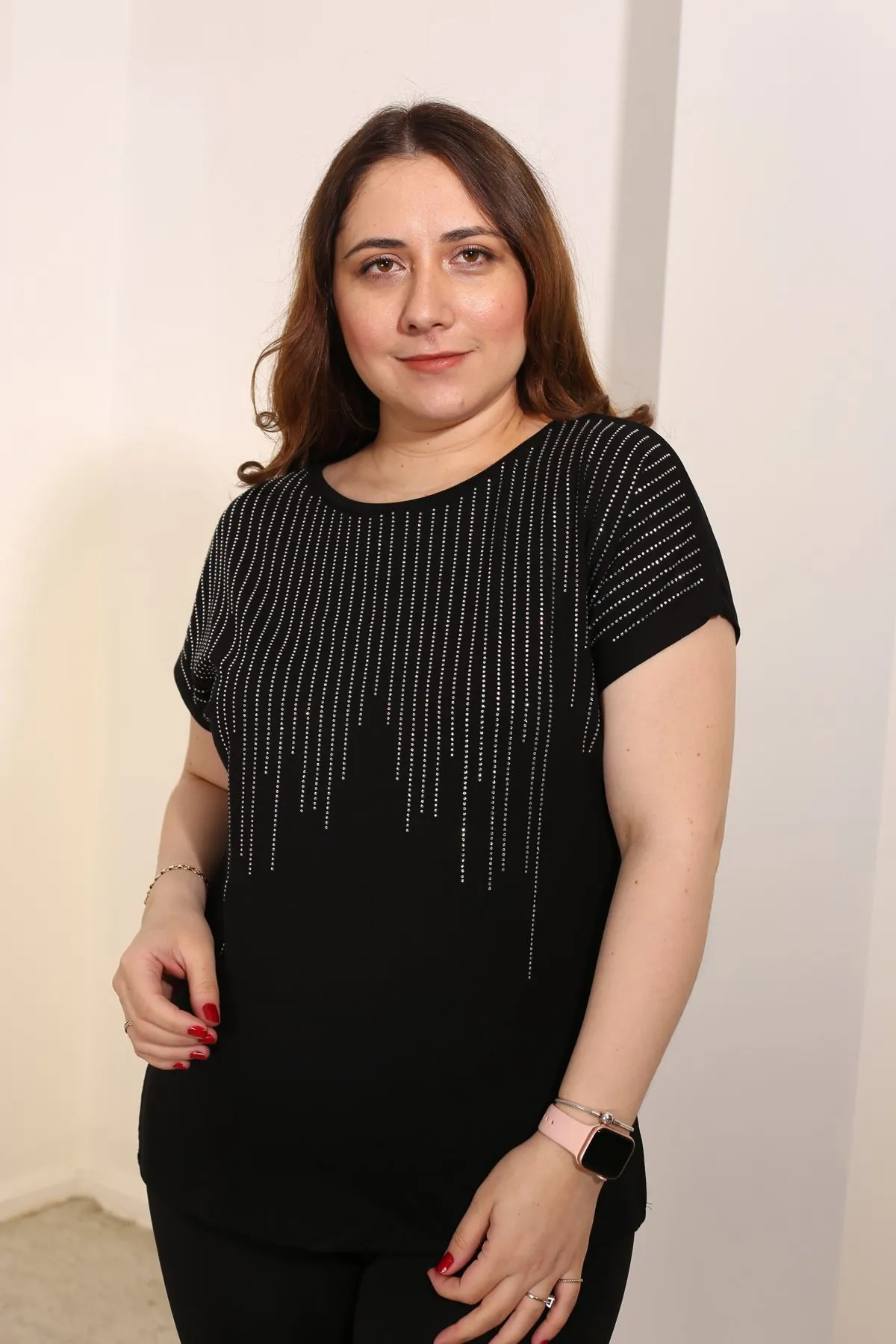 RENKTE BÜYÜK BEDEN ŞELALE TAŞ BASKILI SİYAH BLUZ