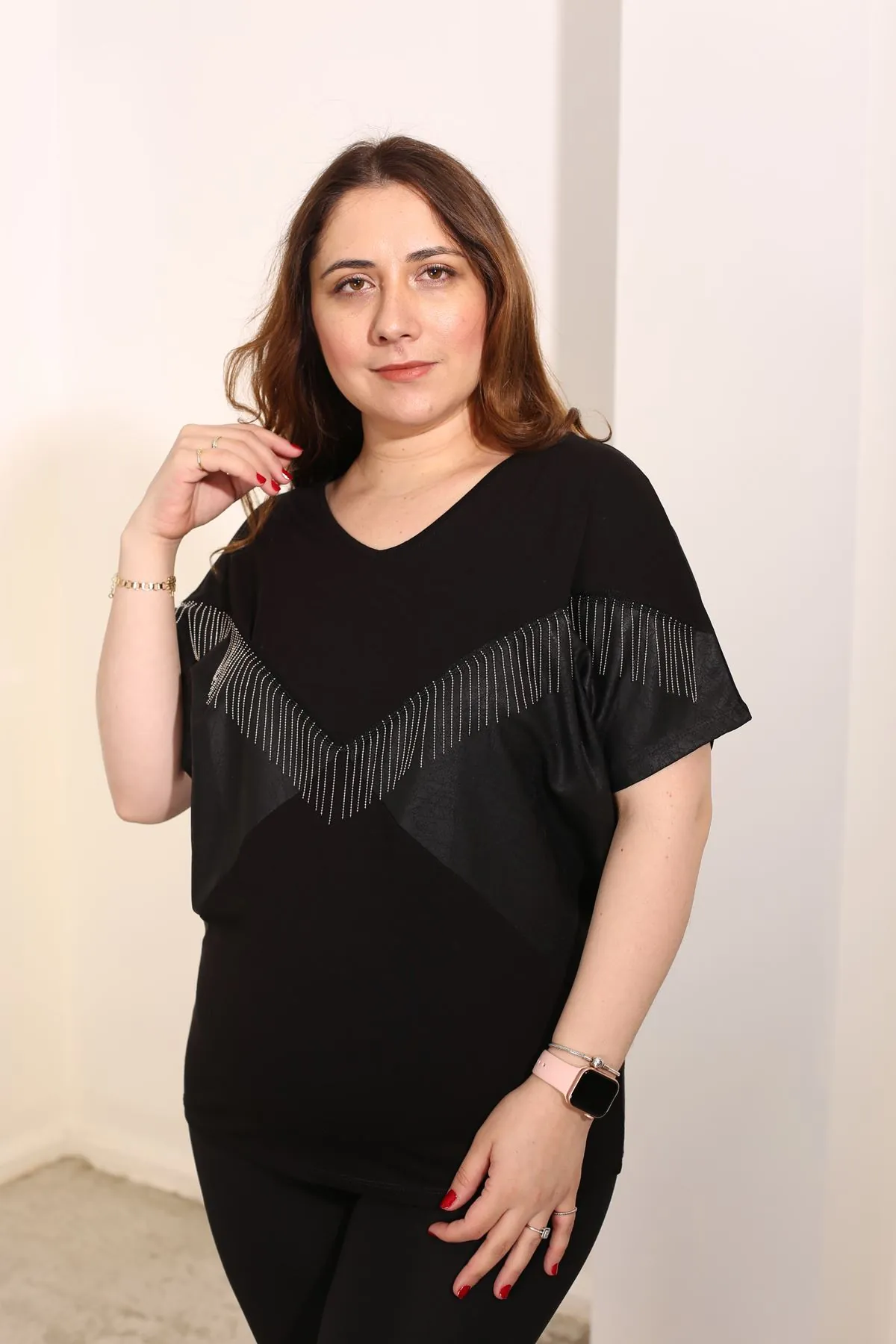 RENKTE BÜYÜK BEDEN ZİNCİRLİ TASARIM SİYAH BLUZ