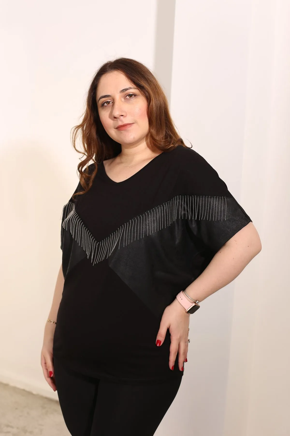 RENKTE BÜYÜK BEDEN ZİNCİRLİ TASARIM SİYAH BLUZ