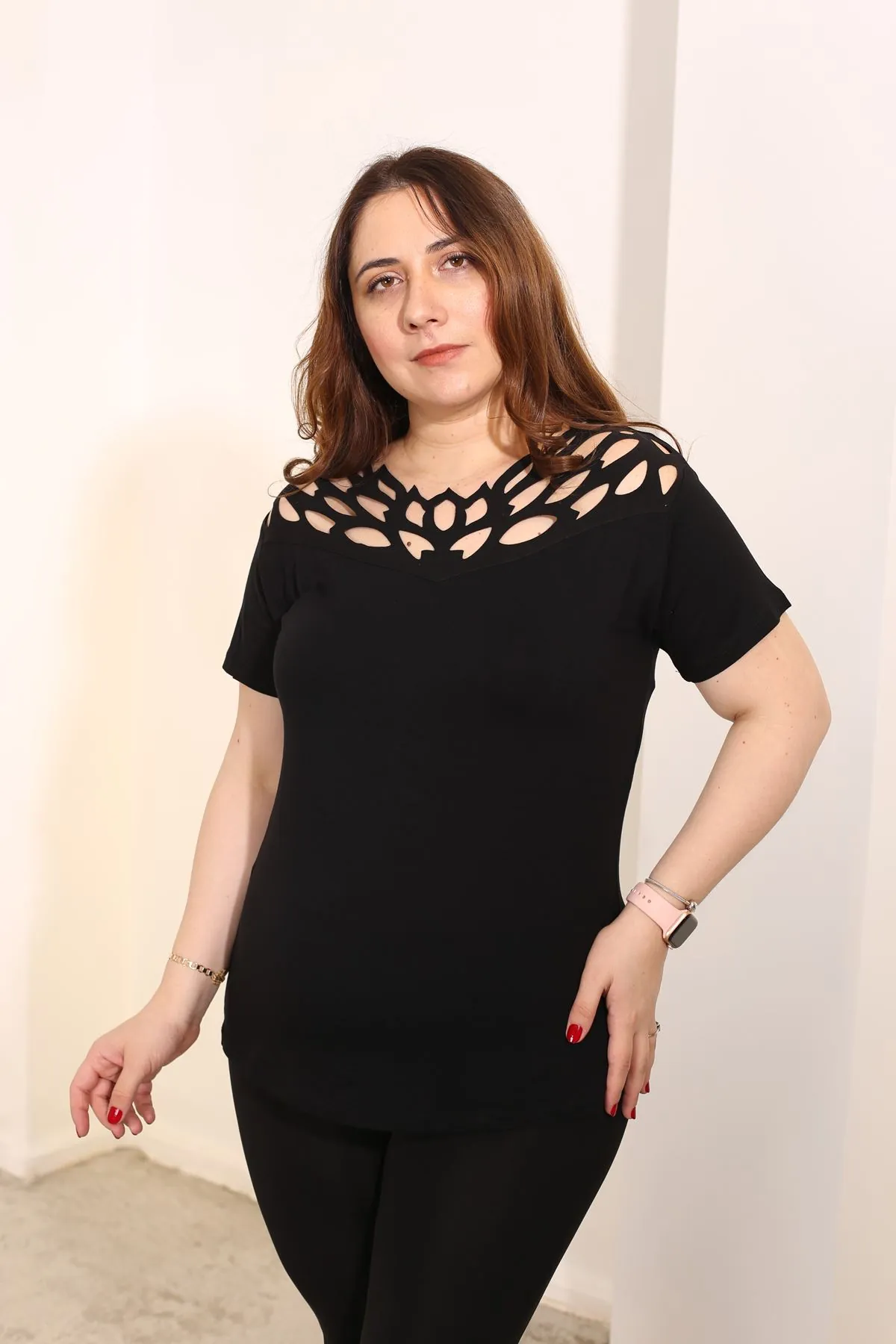 RENKTE BÜYÜK BEDEN YAKASI LAZER KESİM SİYAH BLUZ