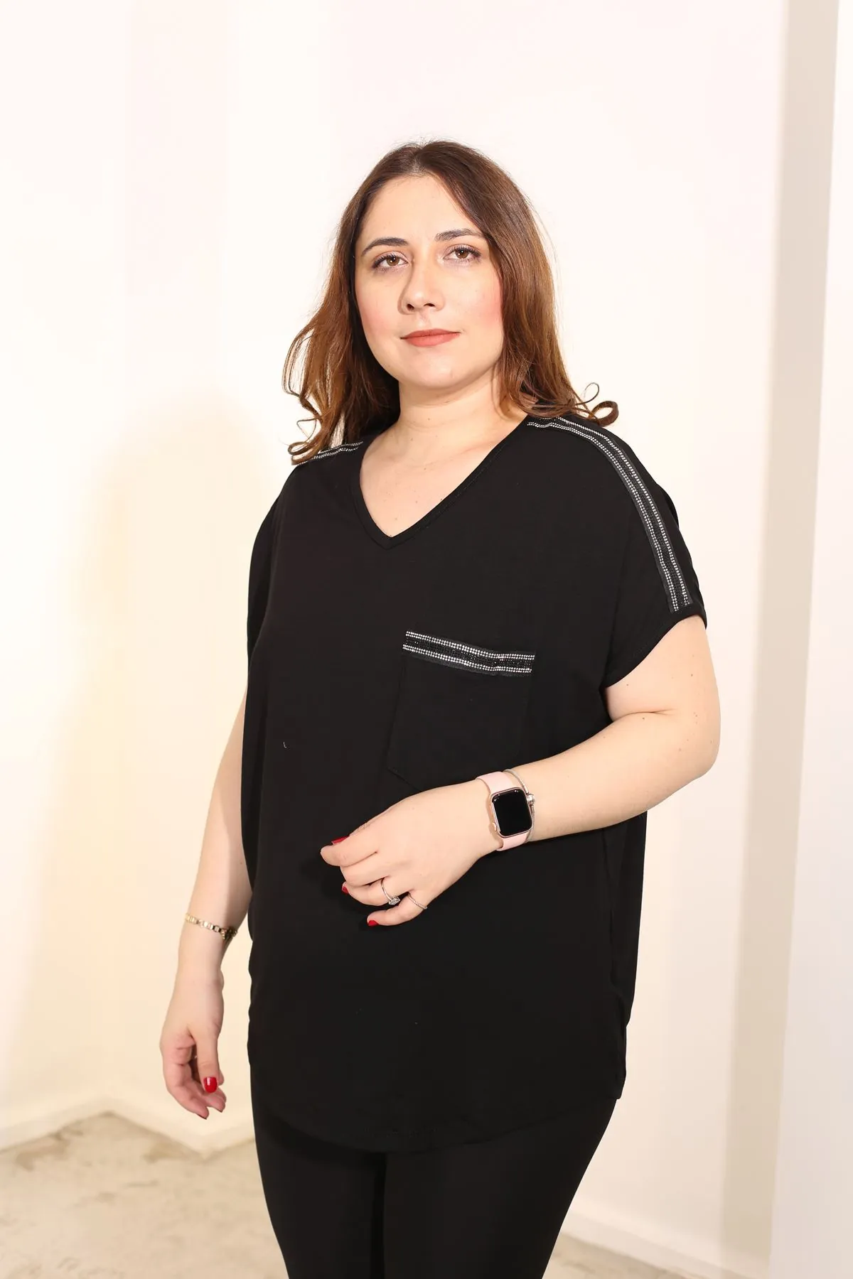 RENKTE BÜYÜK BEDEN OMUZU VE CEBİ TAŞLI SİYAH BLUZ
