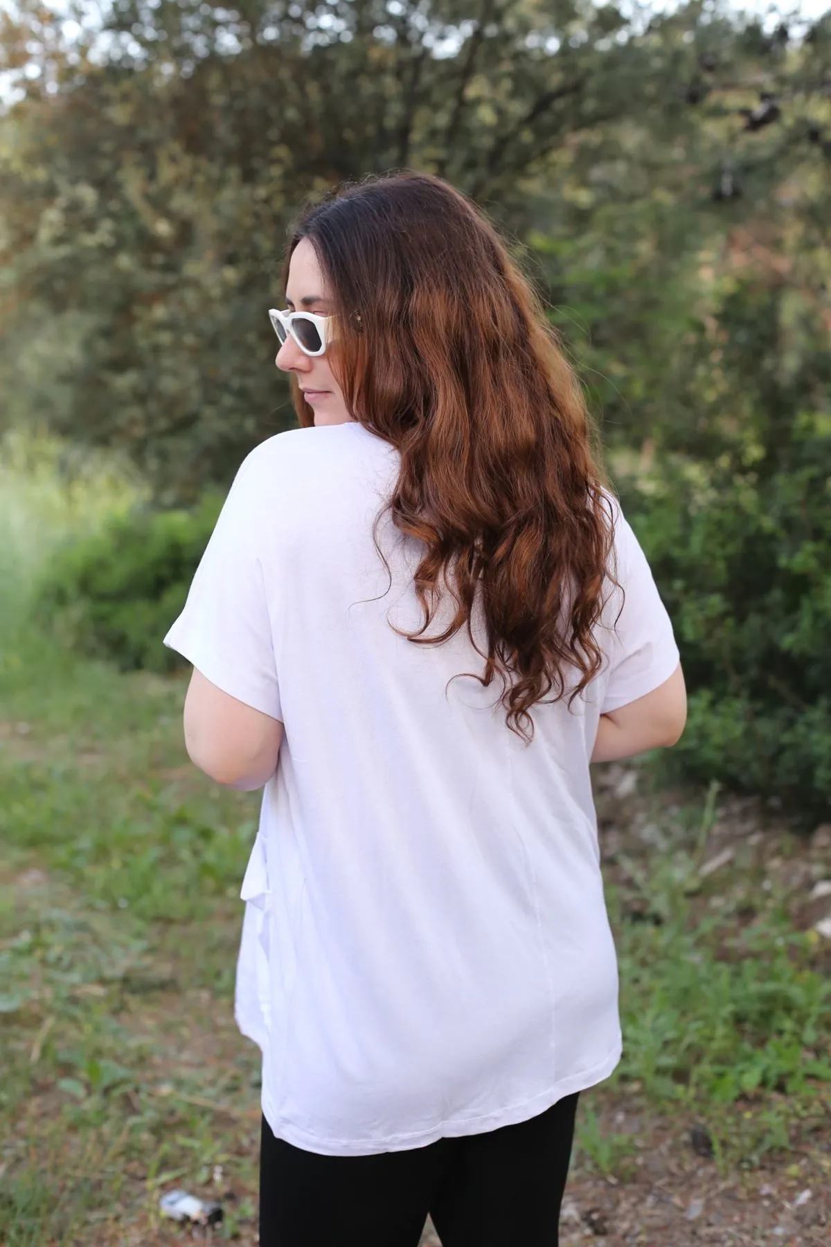 RENKTE BÜYÜK BEDEN CEPLİ BEYAZ BLUZ