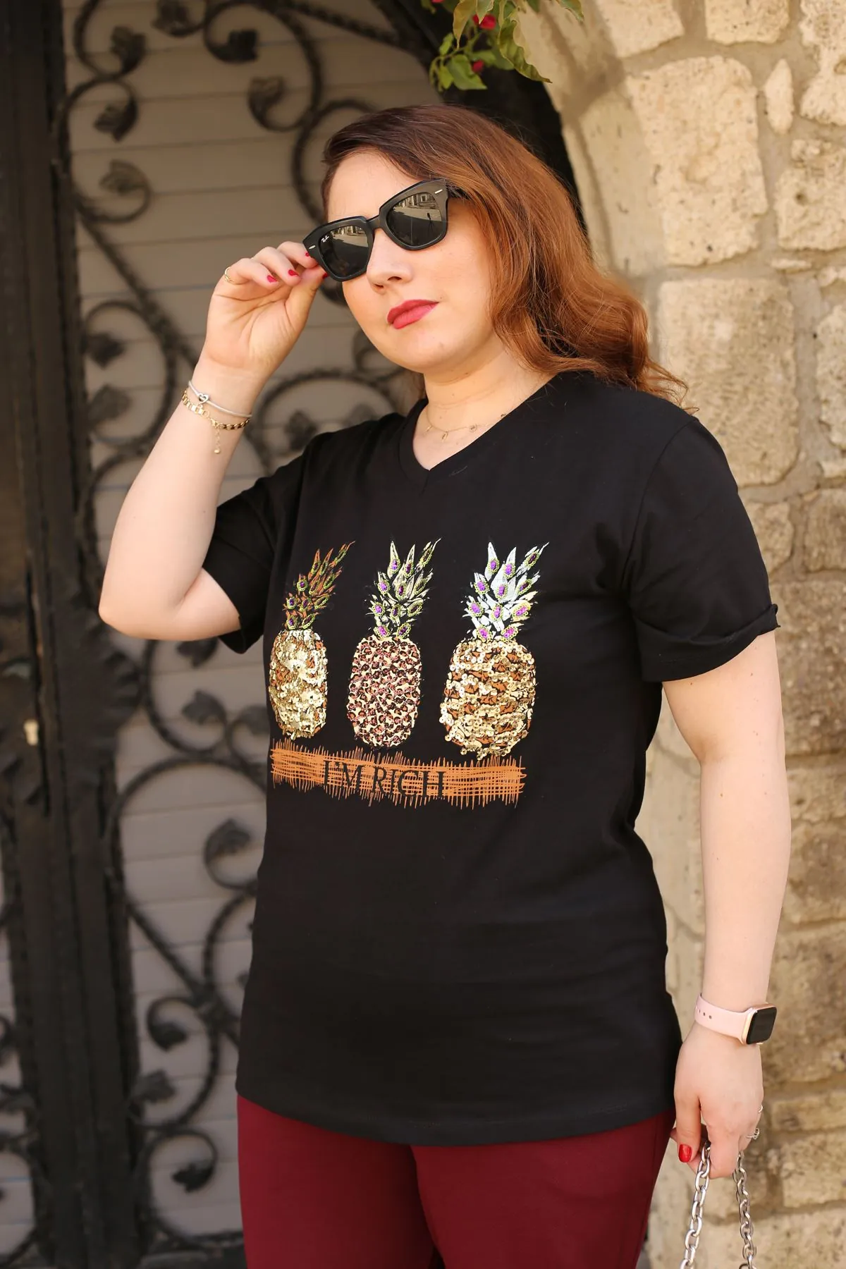 RENKTE BÜYÜK BEDEN YAKASI PUL VE İŞLEMELİ SİYAH TSHİRT