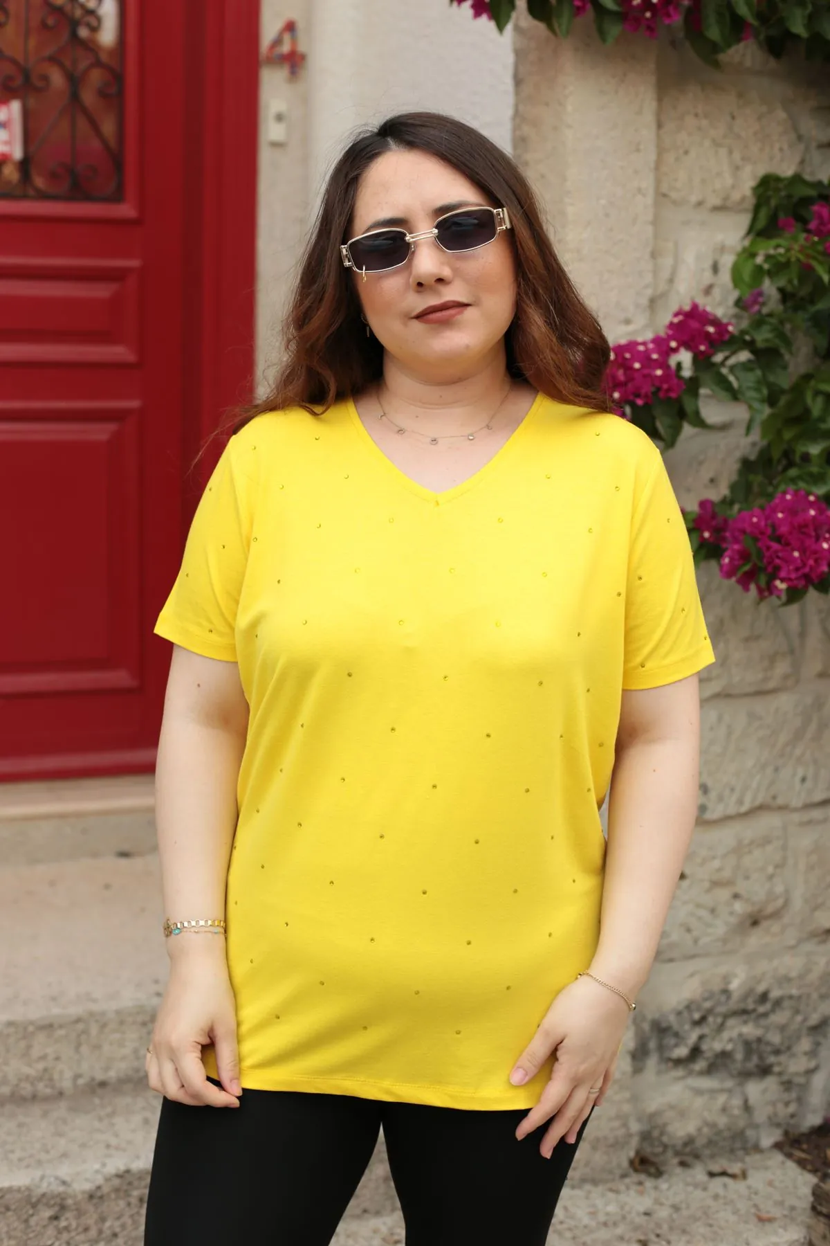 RENKTE BÜYÜK BEDEN TAŞLI LİMON SARISI BLUZ