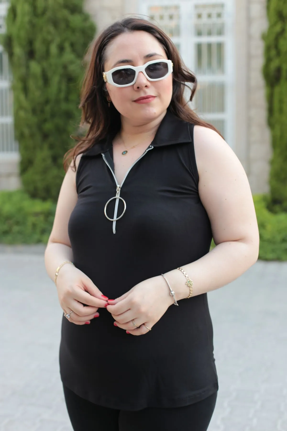 RENKTE BÜYÜK BEDEN FERMUAR DETAY KALIN ASKILI SİYAH BLUZ