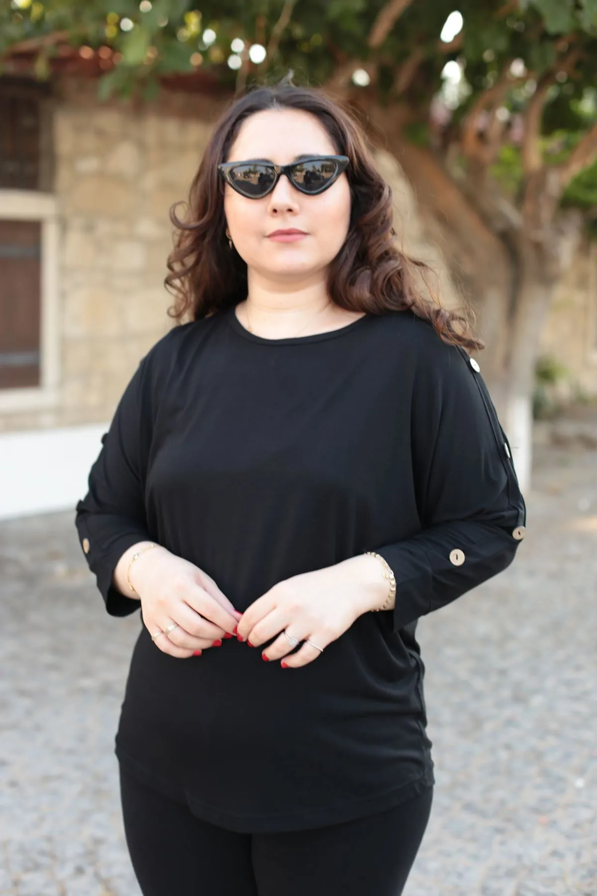 RENKTE BÜYÜK BEDEN KOLLARI DÜĞMELİ SİYAH BLUZ
