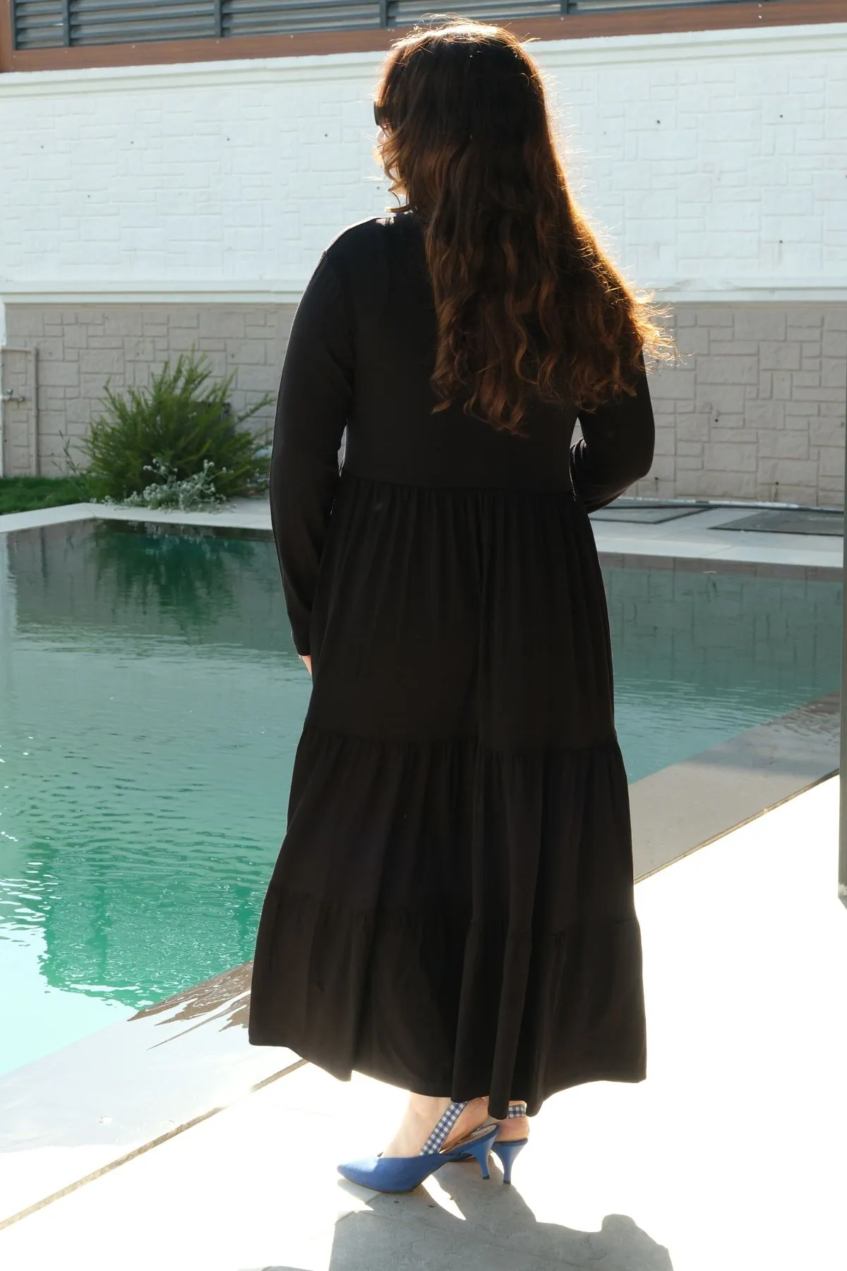 RENKTE BÜYÜK BEDEN MAVİ PONPON DETAY UZUN SİYAH ELBİSE