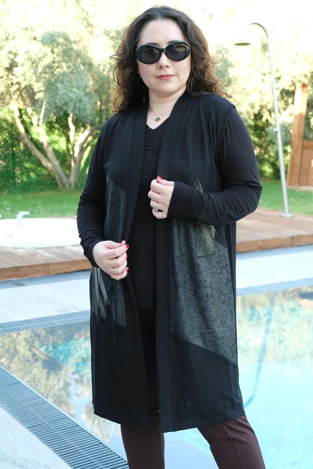 RENKTE BÜYÜK BEDEN TAŞ DETAY SİYAH ESNEK YELEK